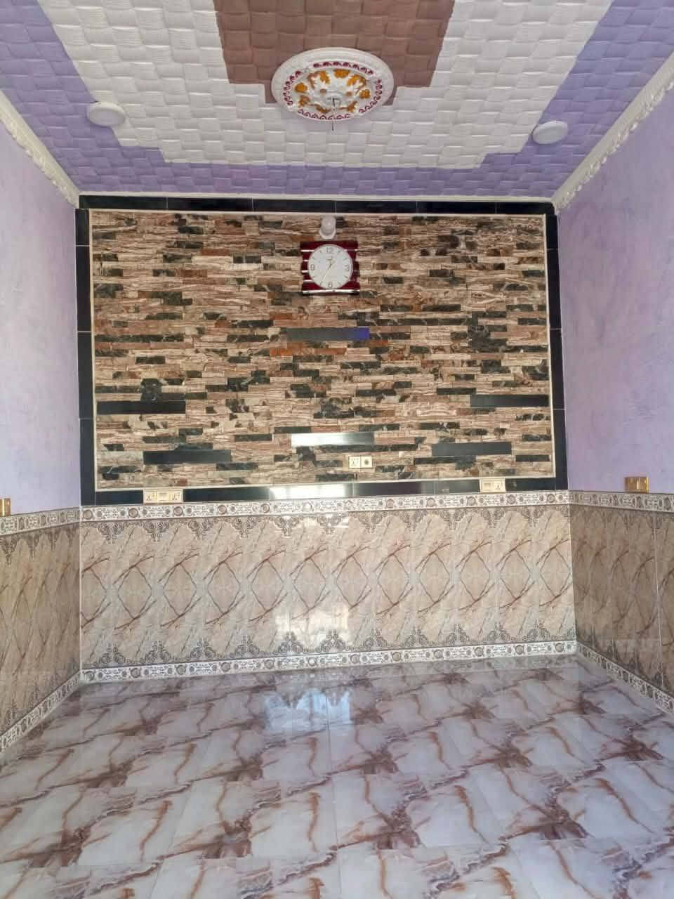 بيت لليجار العنوان المعراج قرب جامع الهادي  بيت جاهز خدمات فول ***********
