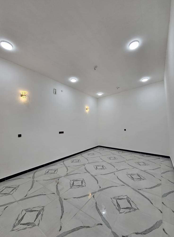 🏡 دار حديث للبيع – فرصة مميزة للسكن والاستثمار
📍 الموقع: البصرة / أبي الخصيب / محيلة
🔹 المساحة: 250 متر
🔹 نوع الملكية: طابو زراعي عراقي
🔹 حالة الدار: بناء حديث وجاهز للسكن
✨ تفاصيل الدار:
• 3 غرف نوم مريحة
• صالة كبيرة
• غرفة استقبال أنيقة
• مطبخ
• صحيات داخلية وخارجية
• كراج كبير للسيارة
• حديقة مناسبة للعائلة
💡 المميزات:
✔ جميع الخدمات متوفرة (ماء، كهرباء، مدارس، أسواق)
✔ موقع هادئ ومناسب للعوائل
✔ تصميم عملي وحديث
📞 للاستفسار: *********** البصرة, العراق
