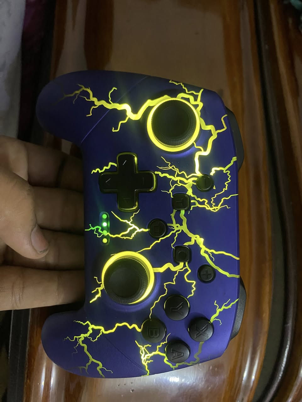 سلام عليكم جوستك VOYEE (طراز S08) متوافقة مع أجهزة Nintendo Switch و PC. وiOS
البطارية: سعة عالية تبلغ 1000 مللي أمبير في الساعة.
المميزات: تدعم خاصية الاستيقاظ (Wake-up)، الاقتران بمفتاح واحد، واهتزاز قابل للتعديل.
التصميم: تحتوي على أضواء RGB LED بـ 9 ألوان وقابلة للبرمجة.
الطاقة: تعمل بجهد إدخال DC5V/1A.
ترجمة النص في الصورة
العلامة التجارية: VOYEE
نوع المنتج: وحدة تحكم لاسلكية للجهاز (N-S) طراز S08
سعة البطارية: 1000 مللي أمبير في الساعة
الطاقة: 5 فولت تيار مستمر / 1 أمبير
الشركة المصنعة: Dongguan Chenhao Electronic Technology Co., Ltd
منشأ: صنع في الصين
السعر 25 لايوجد توصيل  
مكاني بغداد مدينة الصدر


**إذا كنت صاحب هذا الإعلان وتريد حذفه لأي سبب، رجاءا أرسل رسالة إلى الدعم الفني**