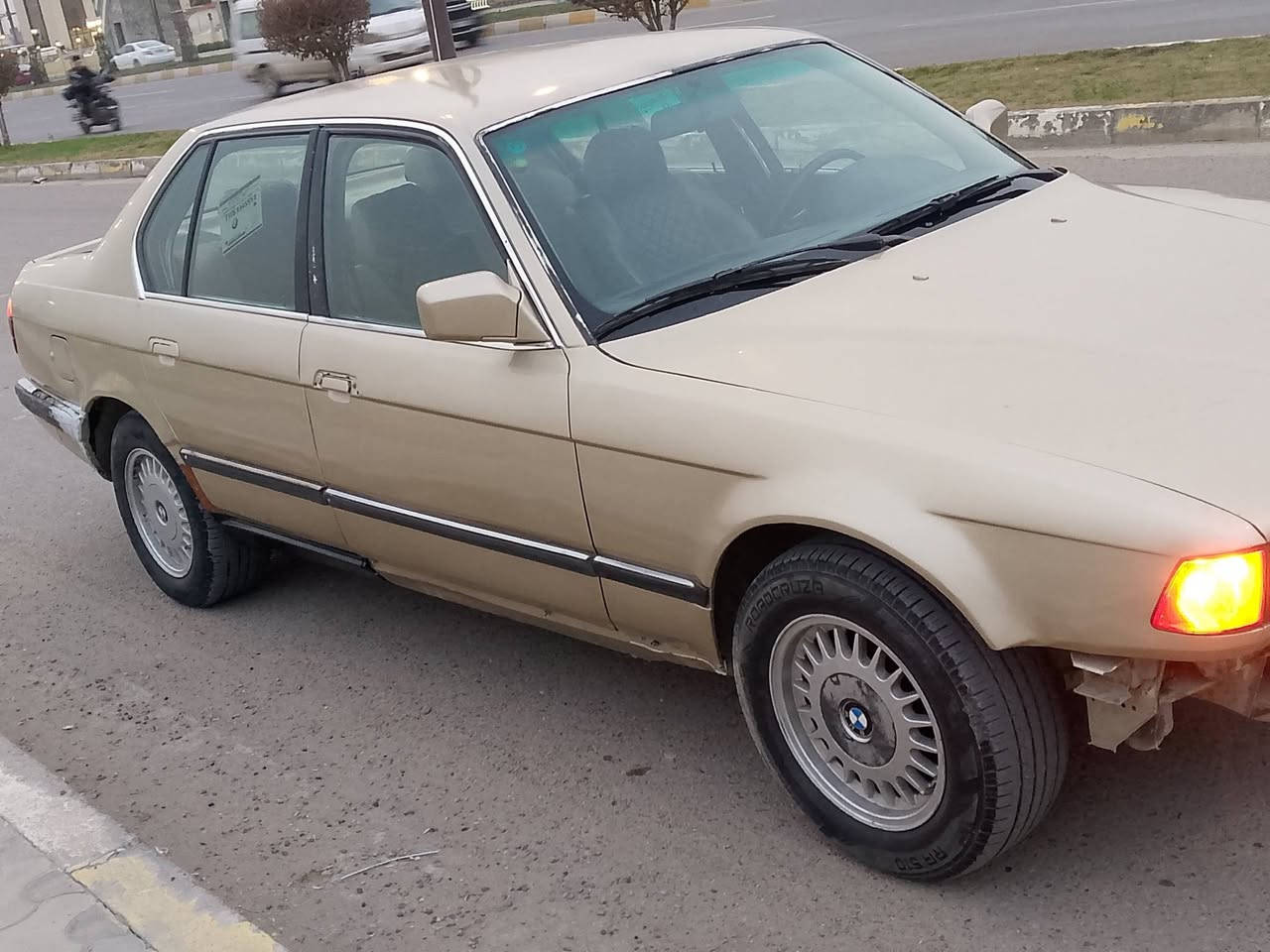 سلام عليكم بيم ٧٣٠  محرك ٣٥ كير وتماتيك رقم بغداد  تبريد فول موديل ٩٢  مكان سياره فلوجه سعر ٢٨. بيه مجال   رقمي. ‏‪***********‬‏
