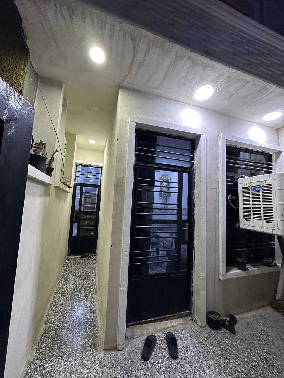 دار100م 

طابق ونص غرفتين نوم وستقبال وصاله وصحيات فوك وجوه وخارجيه بناء جديد خدمات كامله

بوب الشام المدخل الثاني تعبر السوك بمسافه صفحه ابوعليان

السعر52 مليون وبي مجال

***********
