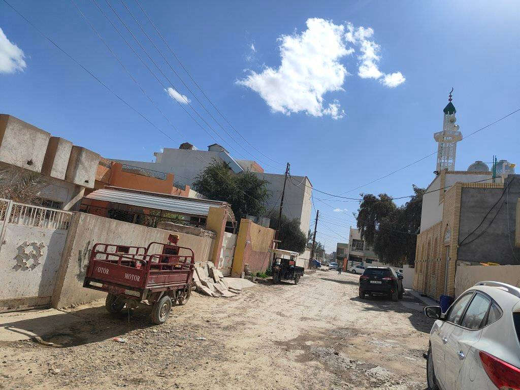 السلام عليكم بيت في حي الشهداء قبل نهاية شارع 2000 ركن مقابل جامع الفلاح مساحته 250 متر طابو ملك صرف مأجر حاليا سعره 105وبيه مجال للتواصل على الهاتف ***********
