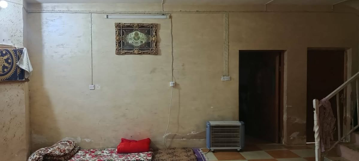 دار للبيع حي الشهداء خلف الحولي  طابق واحد غرفتين وصاله ومطبخ ستقبال كراج صحيات المساحه ٣٦٠م ركن شارع ١٥م سند ٢٥ بدون تحفظ بسم ابو العقار السعر ١٦٠م للستفسار اتصل ***********
