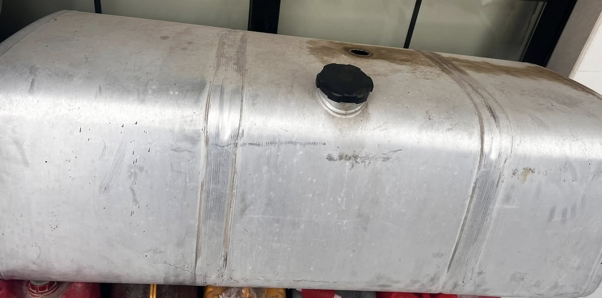 للبيع  تانكي فافون كامل مع قواعد مع طواف مالو 500 لتر 400 لتر
***********
