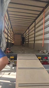 يوجد كادر عمل متميز متكون من ١٠٠ شخص أكثر او اقل من ضمنهم مسوول العمل....