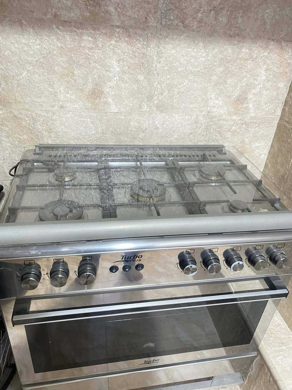 طباخ مستعمل شي قليل شرط النضافه  العنوان حي الصديق ت ***********
