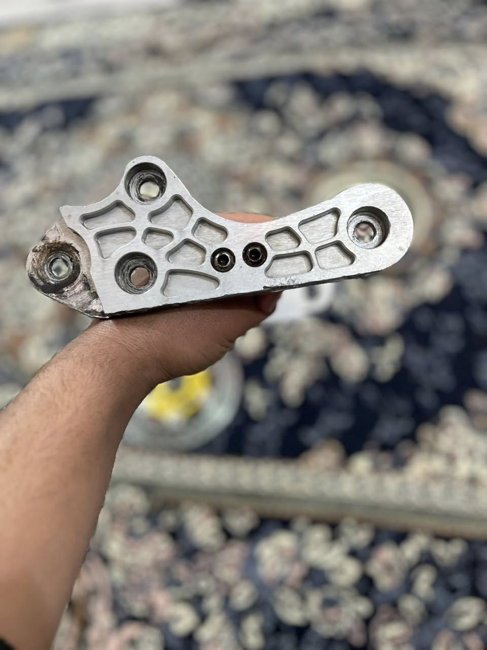 سلام عليكم غراض اللبيع كله اصلي شيال اوً صينيه
صالنصه ام لأخطبوط لأصليه بيه واقيه كاربون ألياف حقيقي  كلوه  مختمه اوً بخدمت الشراي. رقميي *********** ❤️
