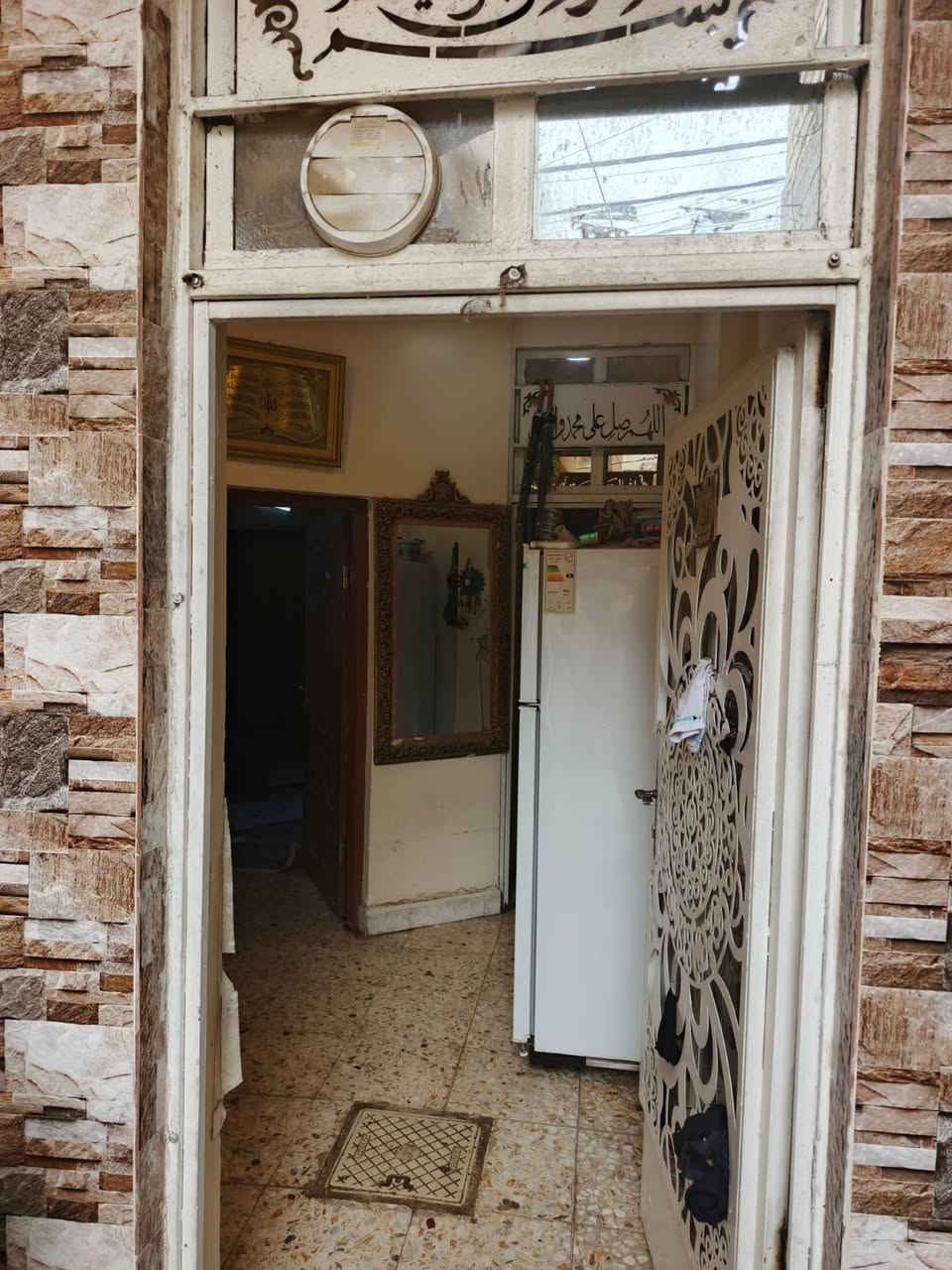 دار للبيع ١٠٠م طابق ونص  في الجوادين فرع أسواق هباوي 
الواجهه ٥ × النزال ٢٠ ...
يحتوي على  : 
الطابق الارضي ...  طرمه+مطبخ+استقبال+حولي+غرفة نوم+صحيات ....
الطابق الاول ....  غرفة نوم + صحيات  ...

غرف النوم عكاده أما باقي البيت مسلح ...
السعر ١٨٠ مليون 

للاستفسار الاتصال على مكتب المصطفى للعقار 
الجوادين*قرب المستوصف الصحي*مجاور صورة السيد
***********  ابومصطفى المحمداوي
 ***********  ابو تقي المحمداوي
