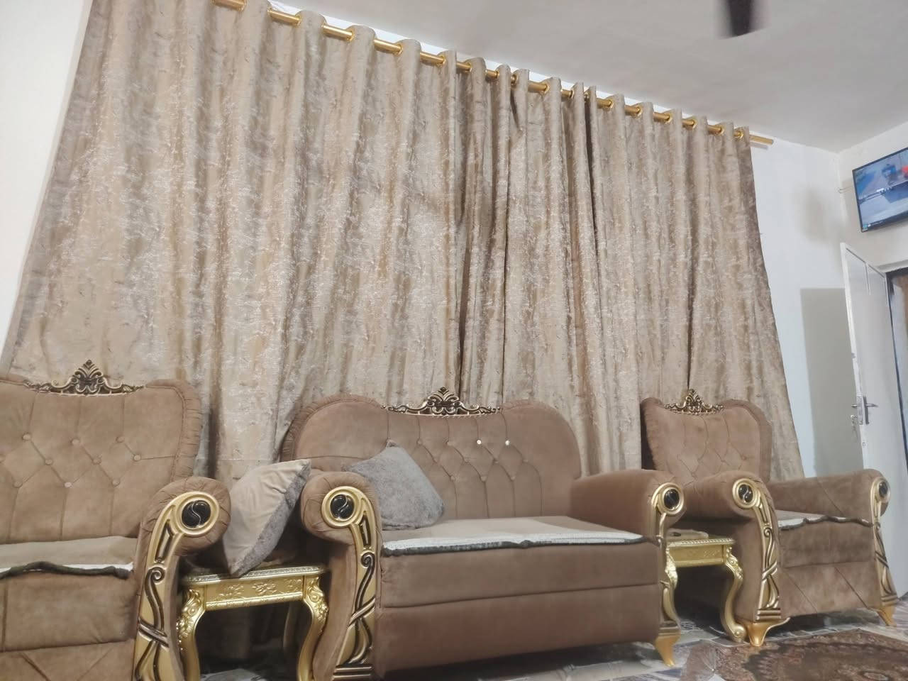السلام عليكم تخم ١٠ مقاعد ملكي  مابيه اي ضرر اريد ابيعه السعر ب٥٠٠ وبيه مجال
لتواصل ( ***********)
