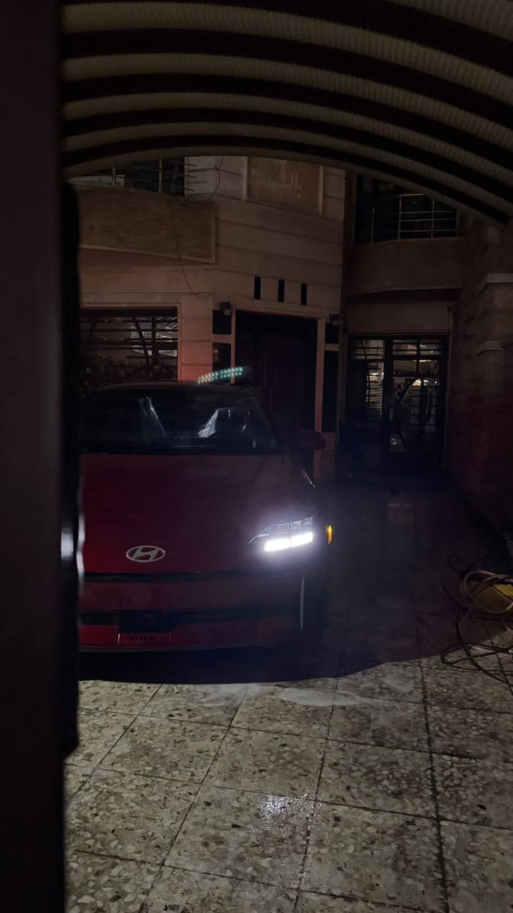 ​للبيع: Hyundai Ioniq 6 (شبه زيرو) او مراوس محتاج فرق 
الموديل: هيونداي أيونيك 6

​سنة الصنع: 2024.

​المسافة المقطوعة: 5,800 كم فقط (شبه زيرو).

​البطارية: سعة كبيرة 77.4 kWh (المدى الطويل - Long Range).

340 حصان 🐎 

​المدى التشغيلي: تصل إلى 500 - 550 كم في الشحنة الواحدة فعلي وممكن يزود بسبب الشحن العكسي من التايرات 

​نظام الدفع: ( رباعي دبل ماطور ).

​الميزات التقنية المتطورة:

​نظام الشحن السريع: تدعم الشحن فائق السرعة (800V)، تشحن من 10% إلى 80% في وقت قياسي.

​ميزة V2L (الشحن العكسي): إمكانية تشغيل الأجهزة الكهربائية المنزلية من بطارية السيارة مباشرة.

​التكنولوجيا: شاشات مزدوجة قياس 12.3 إنش، نظام ملاحة متطور، دعم Apple CarPlay و Android Auto.

​أنظمة الأمان: رادارات أمامية وخلفية، الحفاظ على المسار، فرامل طوارئ تلقائية، كاميرا 

​حالة السيارة:

​السيارة بحالة الوكالة (نظيفة جداً).

​معتني بيهة كلش وشحنهة دايما عندي  (بين 30% و 80%) للحفاظ على عمر البطارية الطويل.

​بطارية AGM 12V أصلية من المصنع.

​الإطارات والبريكات بحالة الزيرو.

​الموقع: كربلاء.

السعر: (160$) بيهة مجال للشراي واذا مراوس اريد فرق بعد احسن 

السياره وياهة شاحن سريع ذكي 

رقم بغداد 

الحادث مرفق صورة 

رقم الشاصي 

KMHM34AC9RA068891

***********

