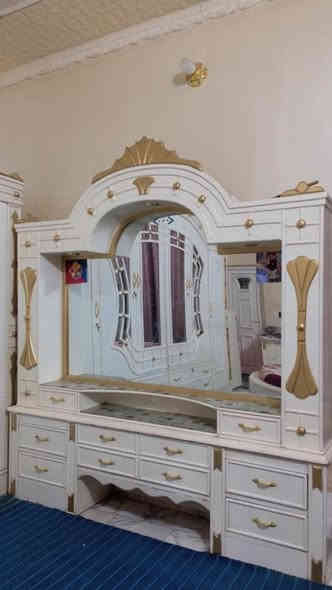 غرفة نجارة ملكية ضخمة للبيع 
مستعملة سنتين فقط ونضيفة جداً 
السعر مليونين 
امسويها تسگام خمس ملايين 
العنوان بابل 
(بيت مو معرض) 
***********
