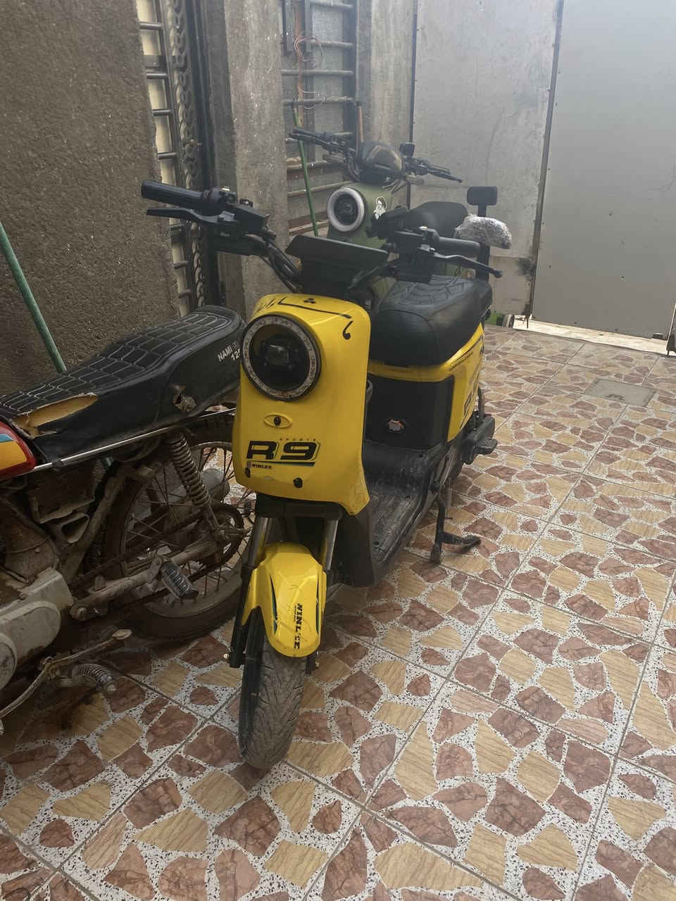 السلام عليكم دراجه شحن للبيع تاير وره جديد شحنها يخبل متصرف موديل 26 بس شاشه مبدله بصره جزيره مكاني *********** السعر 275 وبيها مجال شاحنه شغاله بس فالت الواير من جوه
