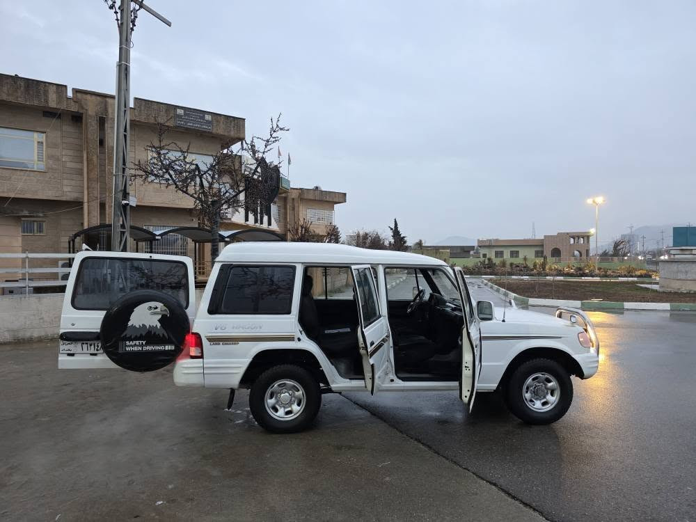 ماشاڵڵەی لێبیت بل پاکەتی 
گالوبەر  دەبڵ ئاکسل مۆدیل 2000 
ئارم  پلاستیک سلیمانی بەشەڕتی سەیتەرەو مەفرەزەو دایرەی مروور 
خرامەشی بەشەڕتە 
هەموو گیانی لەسەر دەقی شەریکە ماوەتەوە ناو دەری لۆک لۆکە دووپارچە سیپارچەی سبووخە ماشاڵڵە زۆر لۆکە دەبڵ ئاکسل بەشەڕتە هەموو گیانی مەزبووتەو ماڵی دۆستە 
چوار وسلو تایەو تاسپیروو پاتری لۆکە 
پاوەڕە دەبڵ ئاکسلا سیدیە کۆنترۆڵو قفڵ مەرکەزیە گیچەنیشی گشتی مەزبووتە دوولاریک مەسرووفی نیە 
پیشوو پشتی تۆنت کراوەتەوە چرپەی تیانیە ماڵی شاخو کسووە زۆر نەرموو خۆشە 
شوێن رانیە *********** قفڵی $32 رانية, السليمانية
