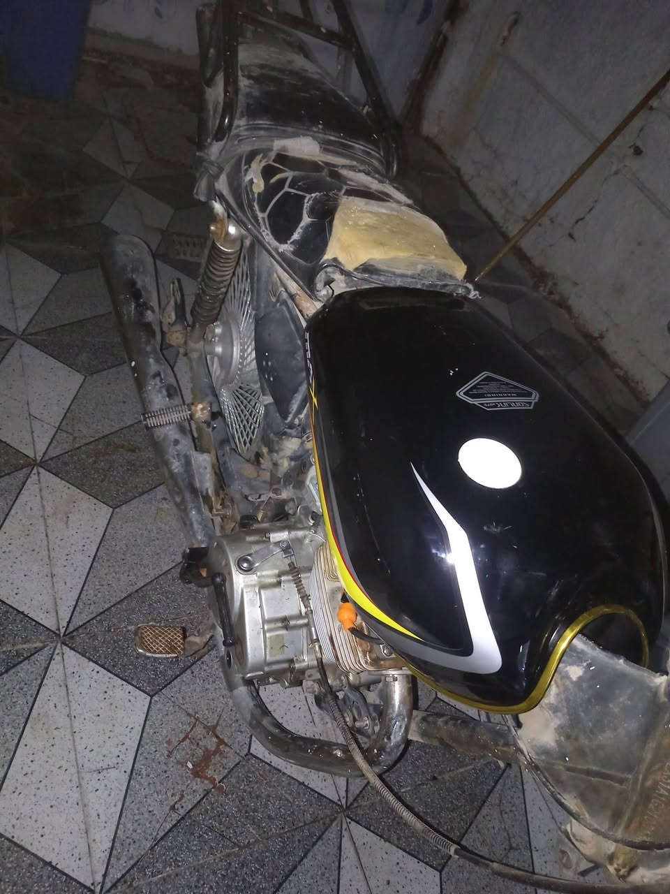 سلام عليكم اخوان خمسة كير للبيع متروكة صار الها شهرين قبل يومين ردت اسويها بدلت محركها جديد وتناكني وكفرات جديدات بقت بس الكابريتة يرادلها تبديل وبعد ماعندي فلوس  الدراجة ماوكفتني بل شارع ابد عضمتها حلوة وكرفتها زينة للبيع بدون أوراق اتكفلك سرقة وعشاير سعرها 275 وبيها مجال حك  الجية وسعرها كلش مناسب لان معتاز فلوس ومستعجل على بيعتها  مكاني الحرية رقم تلفوني *********** بي وتساب
