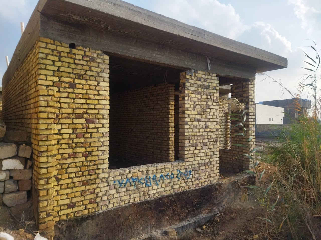 بيت هيكل للبيع🔄
رقم صاحب المنزل ***********

مصبوب سطح صب و مزفت 🚫
 مكان (شارع سياسين) مقابيل ملعب 🏟الاساطير

بناء البيت هيكل طابوك❗

البيت كامل مبني من طابوك وبوكس صب كونكريت درجه اوله🌹

سند ٢٥🪻

غرفتين ٥×٤ ثنين وحده من ضمن الغرف بيها حمام🎄

صاله ٨×٤🎋
مطبخ ٤×٤ ونص و الحار ٢×٢💡

الاسقبال ٩×٤📃

ضمن الاستقبال بي صحيات 🎑

عرضه 11🍀

نزال 28🪾

مساحته 300 متر 🌺

مقابيل نلعب الاساطير و امام 📷 المنزل شارع رئيسي لل سياسين

مكانه:  شارع سياسين البيت واجهه عشارع

سعر البيت 60 قفل قفل ماينزل ربع شراي بي خير ويدلل♥
