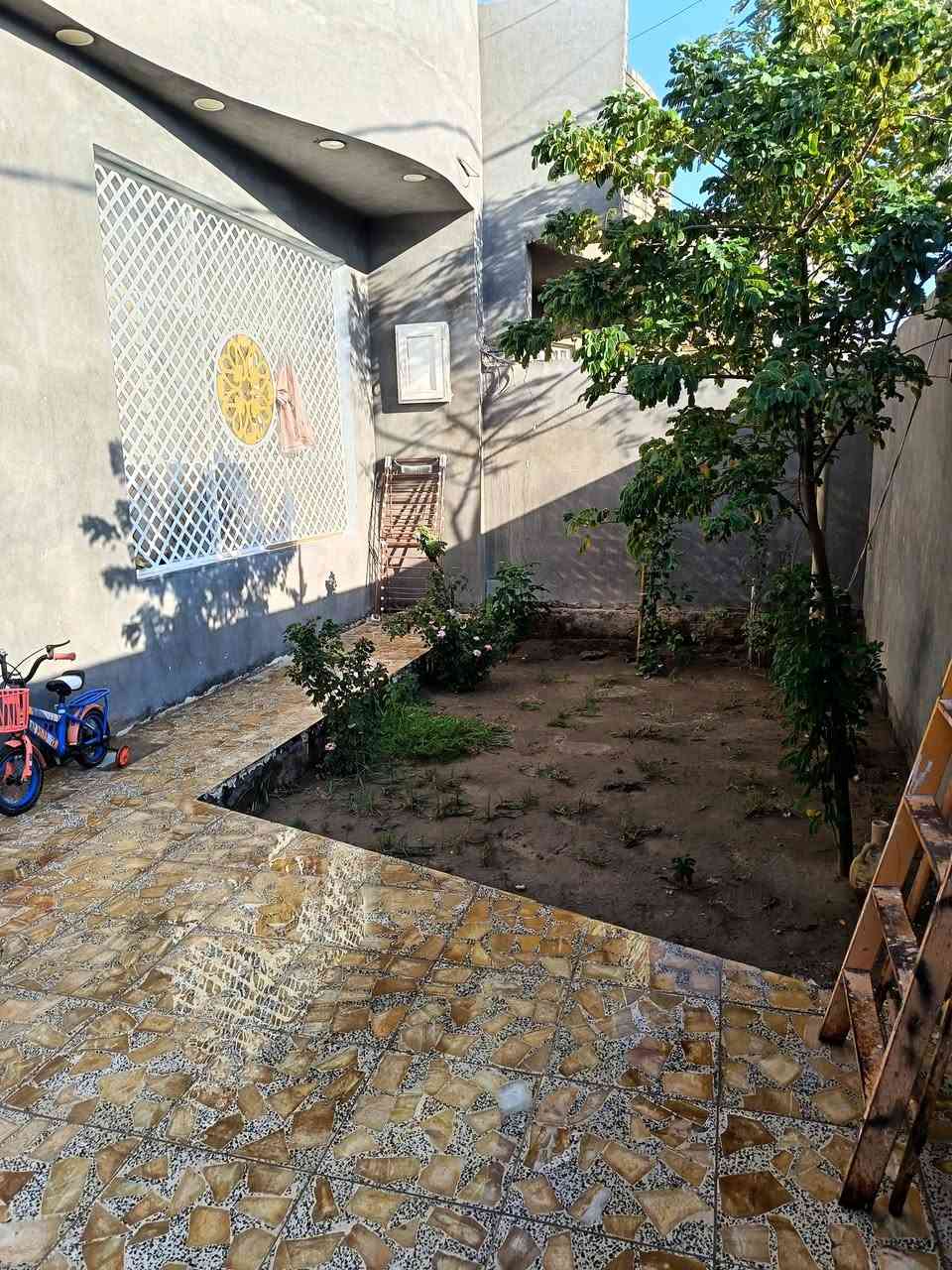 السلام عليكم  دار مساحة 270 متر
مال جناي  مكون من  استقبال مساحة 4×11
ومطبخ بارد مساحة 5 ونص في 5 
ومطبخ حار مساحة متر ونصف في مترين ونصف 
 وصالة  نظام موّزع  مع مدخل حمام ودرج دوار  مساحتها 5×5
حمامات عدد 2 نظام شرقي وغربي
غرف نوم عدد 2 مساحة كل منهما 5ونص ×5
مع منور عدد 2 نظام الحدائق الصناعية مغلفات بسقفيه بلاستيكيا تمنع الاتربه 

وفي الطابق الاعلى صالة كبيره  ومخزن بمساحة مترين ونصف في 3 امتار ونصف
وسطح كبير جداً  مطبگ اشتايگر درجة اولى 

وطارمه الدار  مساحتها عرض 4 وطول 11 متر 
 وحديقة  مساحتها  4 ونص في 4 
ملاحظة  الكاونتر يباع  مع الدار  ..  (كاونتر HDF  والمرمر كوارتز 

علماً الدار  مطلوب  الى مصرف صندوق الاسكان ما يقارب 65 مليون  18 سنة  يكون التسديد كل شهر  330 الف  ( يفيد الموضف  أو اذا كنت تملك كفيل)
  يحول الدار في اسمك

توجد في الدار  اجازة بناء  
 شارع 10..  خامس بيت عن شارع 60

عنوان الدار النجف الاشرف  شارع جامعة الكفيل  خلف الملعب قرب مول ميكال  يمكنكم التواصل عبر الواتساب او الاتصال من خلال الرقم  ***********

عذراً على عدم ذكر السعر في المنشور تواصلو معي واكون في خدمة المشتري
