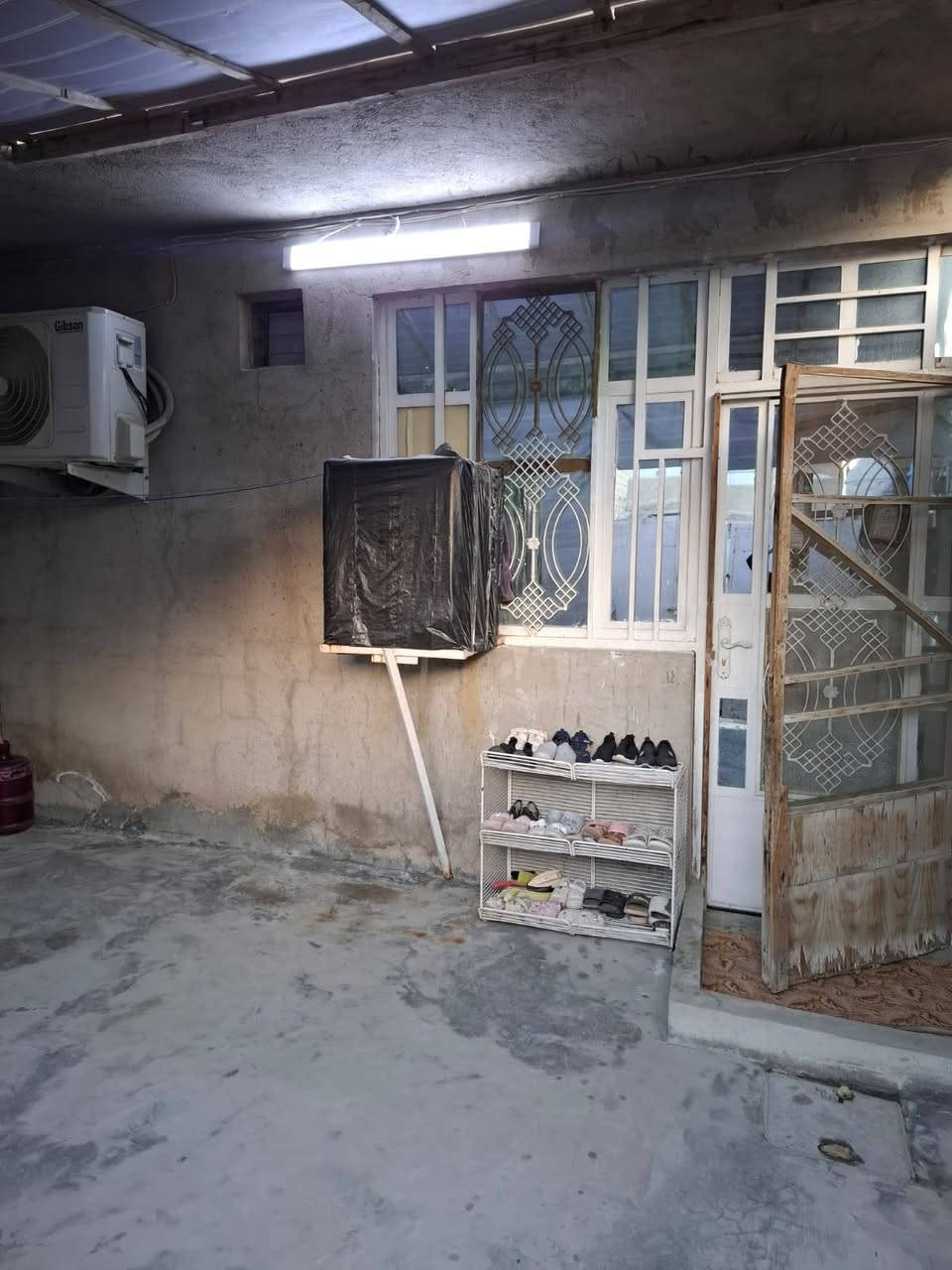 السلام عليكم الدار للبيع  طابقين مساحه ٢٠٠ متر حي البساتين حي السلام  قريب الجسر السعر ٨٠ أو بي مجال الاتصال على هذه الرقم  ***********
