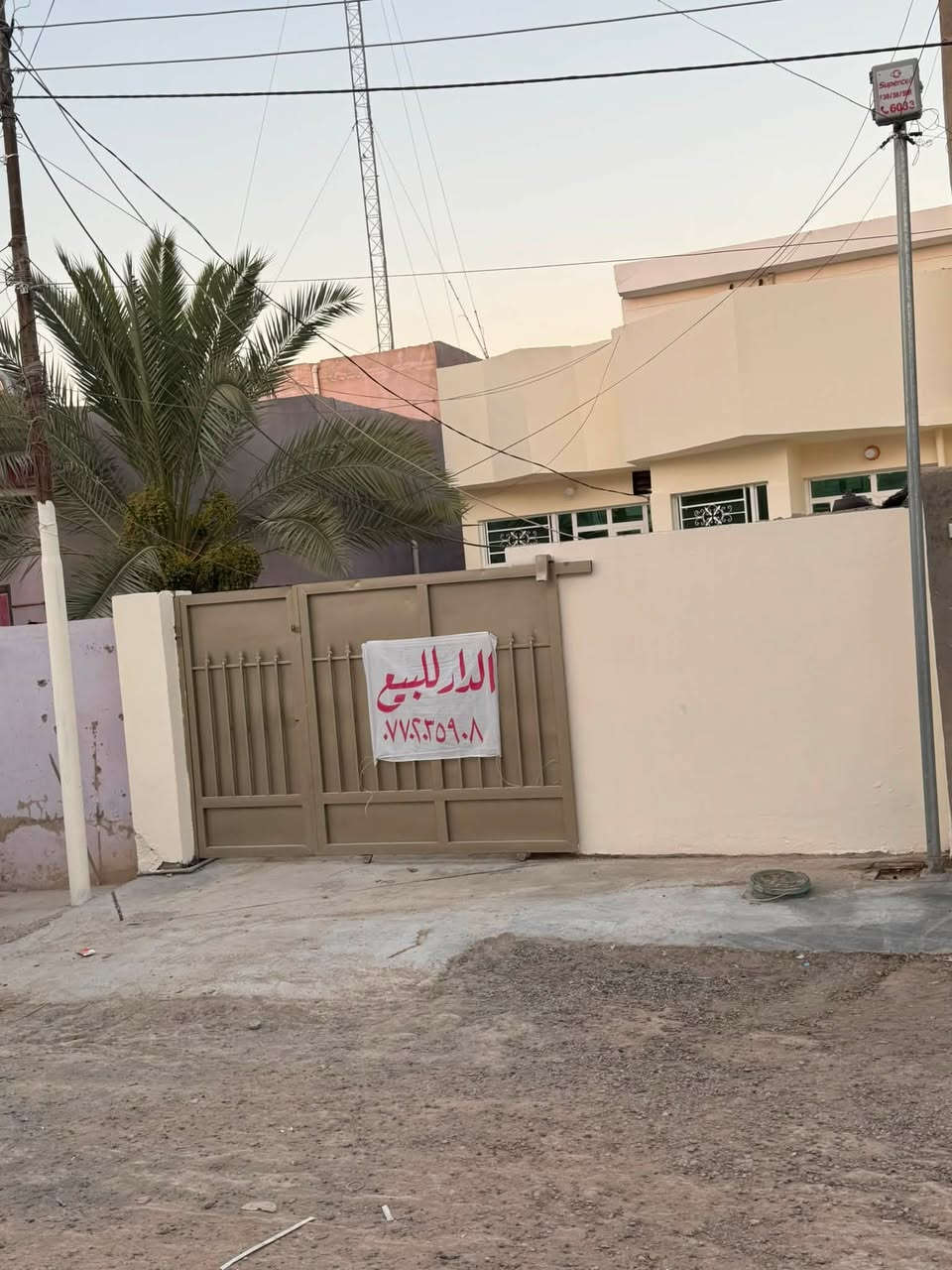 بيت بشهداء يم جامع عائشه   للبيع.   بأسمي  طابقين مساحته 132 مكون من غرفتين وصاله وديونيه وكراج سياره. تواليت خارجيه وحمام داخلي    رقم الهاتف ***********
