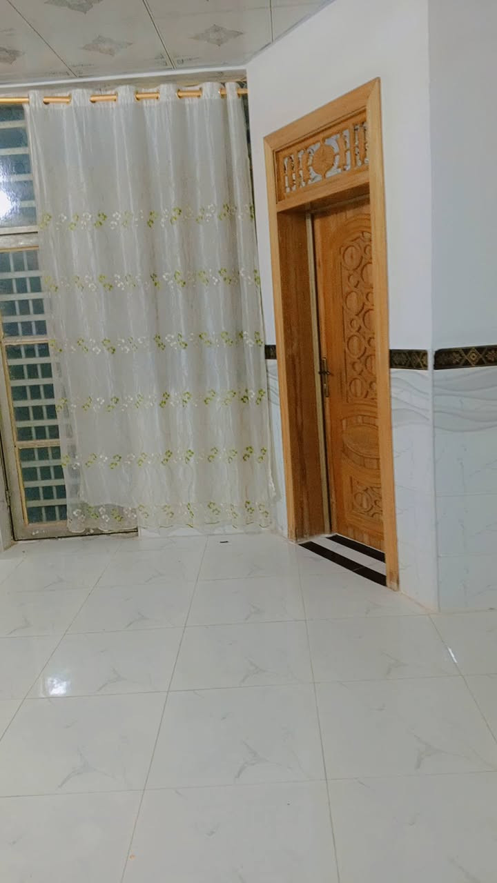 السلام عليكم 👋 

البيت للبيع المساحه 200متر 

متكون من غرفتين 2+صاله +مطبخ +استقبال كبير وحلوو +صحيات داخليه و خارجيه +

ملاحظه البيت مشمول بالتطويب ومرقم من البلديه 
ملاحظه ثانيه البيت مال جنايه درجى اولى شغله كله 

السعر 58وبيه مجال 

العنوان نجف شارع الصب مقابل قريه الغدير بشارع المطحنه 

اتصل أو راسل الصفحه ***********واتساب 

‏‪***********‬‏ اتصل عل رقم
