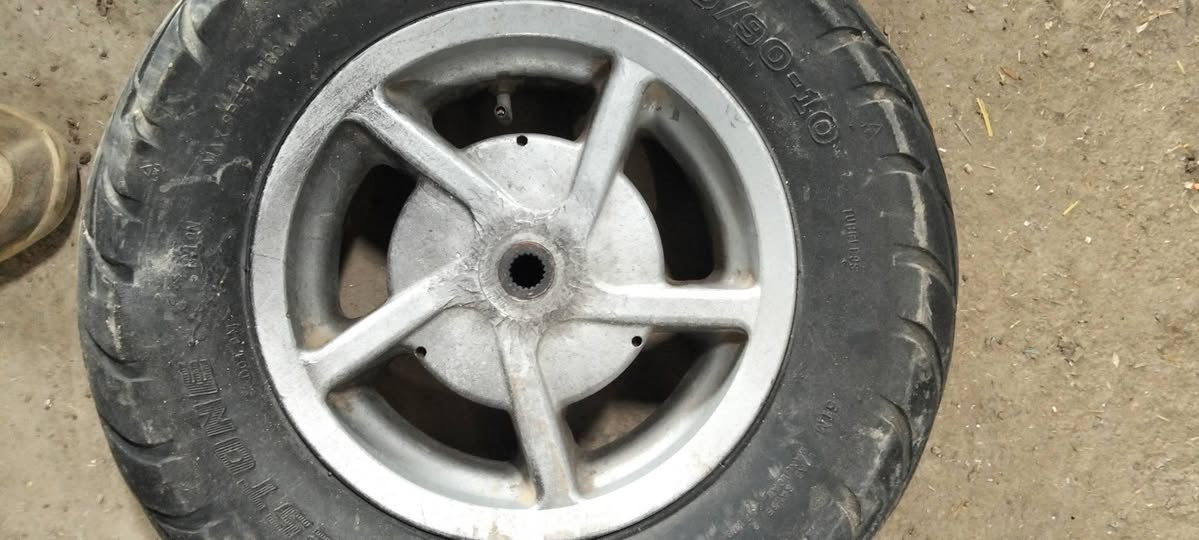 السلام عليكم شباب وياله ويل ابو رياضي لون رصاصي  النجمه اصلي اصلي مختم دايوان بكل الويل مال سكنس عام سعر ١٢٠وبيهن مجال قليل ماوكو رخص من هيج رقم الهاتف *********** العنوان بغداد المشتل
