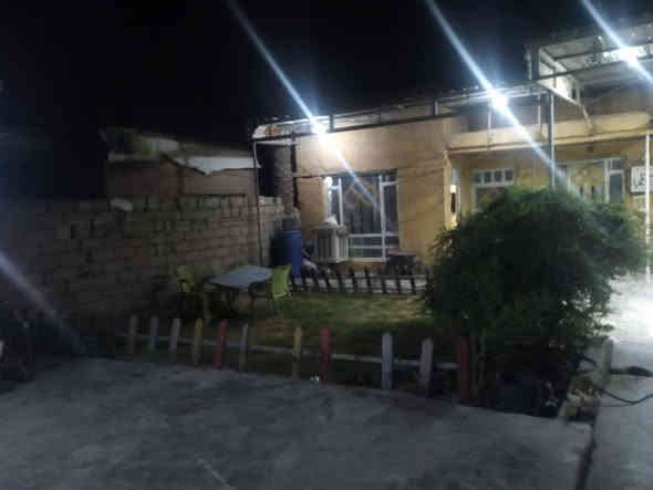 يالله سلام عليكم دار للبيع بغداد المدائن قرب مصطوصف الجعاره منطقه الجعاره يبعد عن الشارع الرئيسي العام المؤدي إلى بغداد ٥٠ متر يتكون الدار من غرفتين نوم وصاله واستقبال ومطبخ وكراج سيارة كبير يتسع سيارتين حديقه كبيره صحيات داخلية خارجيه مساحه الدار الكليه ٣٠٠ متر علماً السقف عكاده الدار نضيف جدا نضيف خدمات كامله تبليط كهرباء ماء مجاري ثقيلة ومطار رئيسيه السعر ٦٠ وبي مجال للاستفسار الاتصال على الارقام *********** أو *********** وات ساب جنس الأرض زراعي
