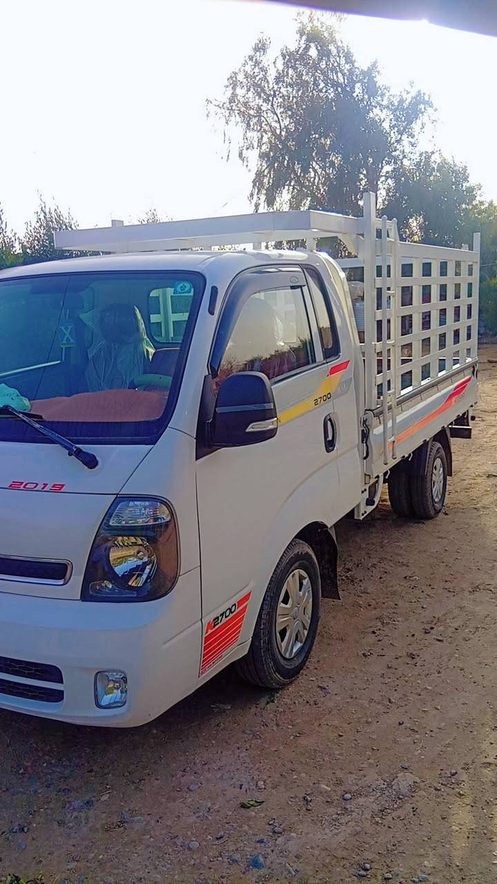 السلام عليكم كيا حمل للبيع موديل 2019 مكفوله كفاله عامه رقم بغداد مشروع وطني تحويل ثاني يوم مكفوله من ضربه وصبغ و كصه وشاصي ورقم شاصي تخم تاير  و هزه محرك ما مفتوح السياره وضع الشركه السياره برغي ما مفتوح بيهه 
اتصل وتدلل 
رقم الهاتف             ***********
