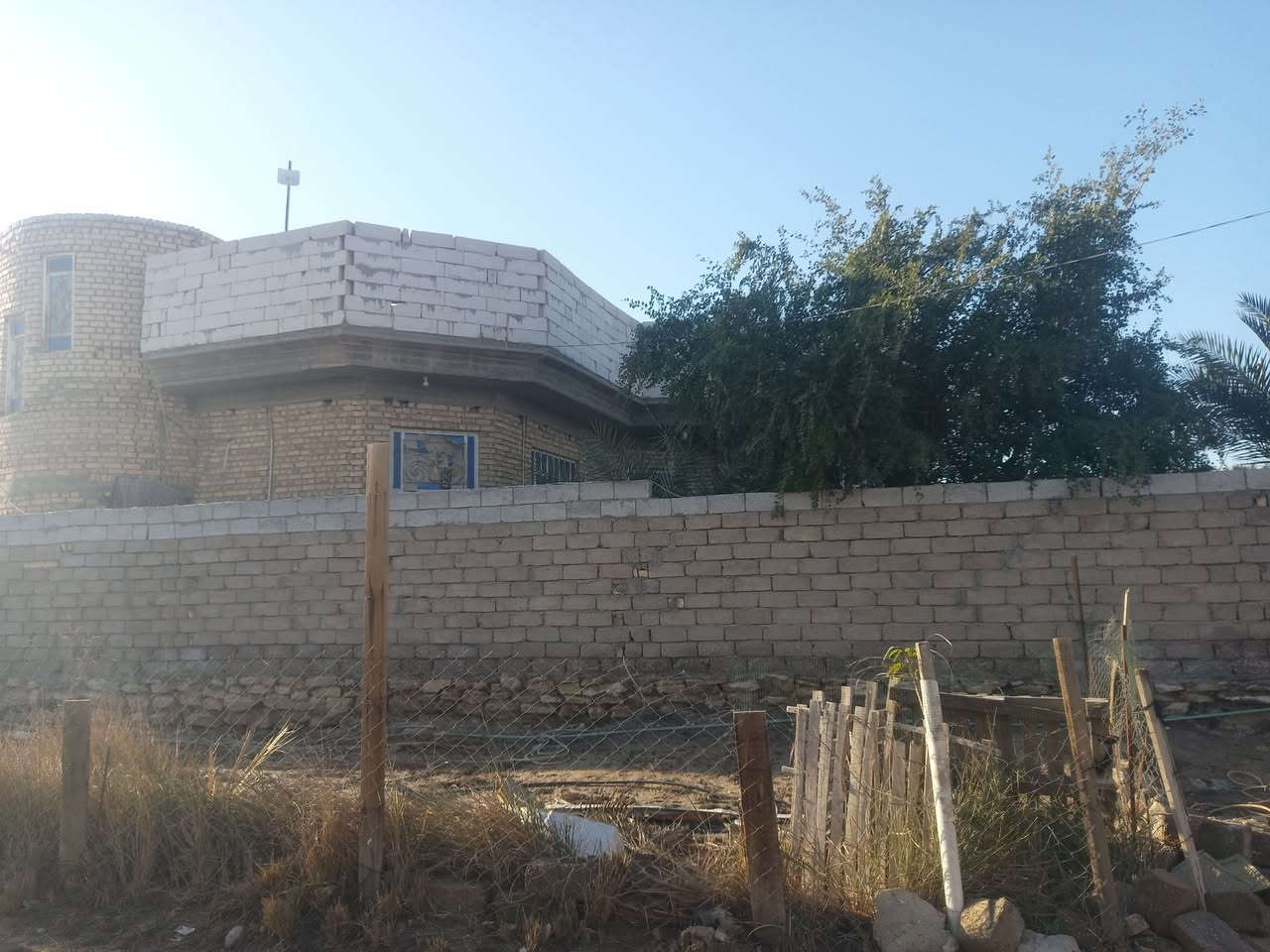 السلام عليكم
يوجد بيت للبيع زراعي في الوركاء منطقةحي العسكرى مساحته ٣٥٠م موعكاده كونكريت صب يتكون من ٣غرفة ومطبخ وصاله ١٠ امتار وبراني ٨ امتاروكراج صحيات للإستفسار الاتصال على الرقم التالي ***********
