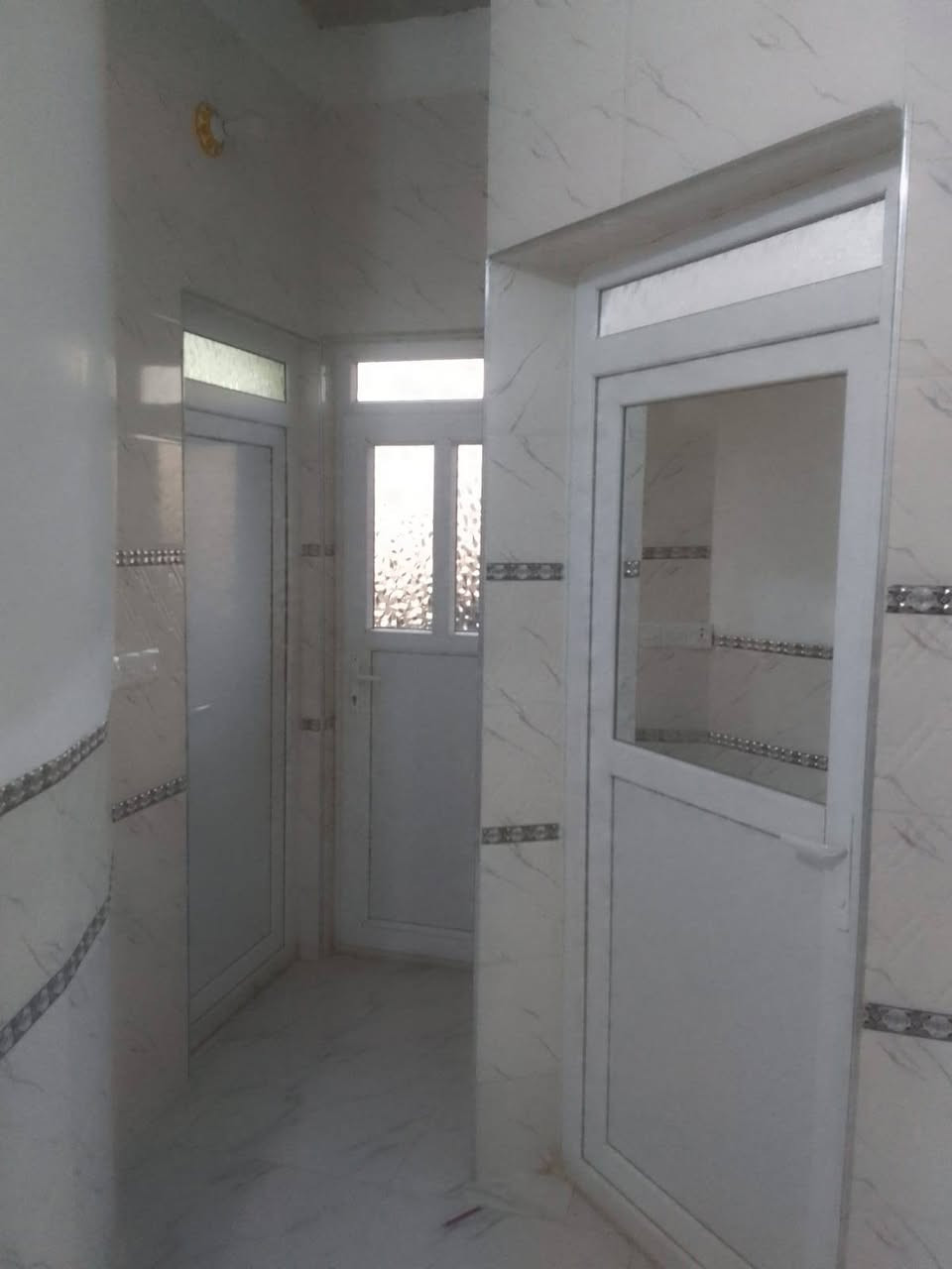 للبيع دار سكن قاطين 300م الموقع المرور الفرع قبل المضيف القاط الاول يتكون من /غرفتين نوم/استقبال/مطبخ/صاله/صحيات/حديقه//القاط الثاني نفس الاول بس لبخ الخارج فقط(//السعر 160مليون بي مجال لاستفسار على الرقم *********** مكتب عقار ابو حسن مقابل البنزين خانه المعارض
