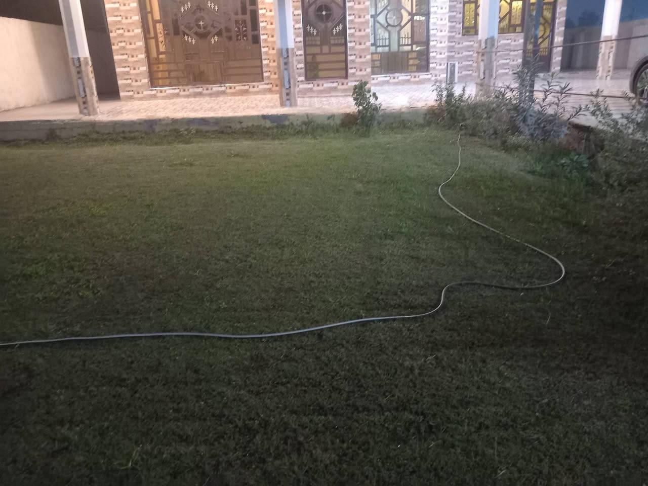 السلام عليكم بيا للبيع في تقاطع النهروان قريه زين العابدين عليه السلام
يتكون من! 
ثلاث غرف✅

صاله كبيره✅

مطبخ حار بارد✅

هول ✅

واستقبال✅

ومساحه كبيره ✅

حديقه اماميه خلفيه✅

البيت كامل كامل متكامل من

سيراميك وماء وكهرباء 

البيت موقع حلو احلا موقع بلفرع

السعر مناسب جدا 

رقم *********** سيد احمد 

الموقع بغداد تقاطع النهروان اول جسر مشات مشروع المبطّن
