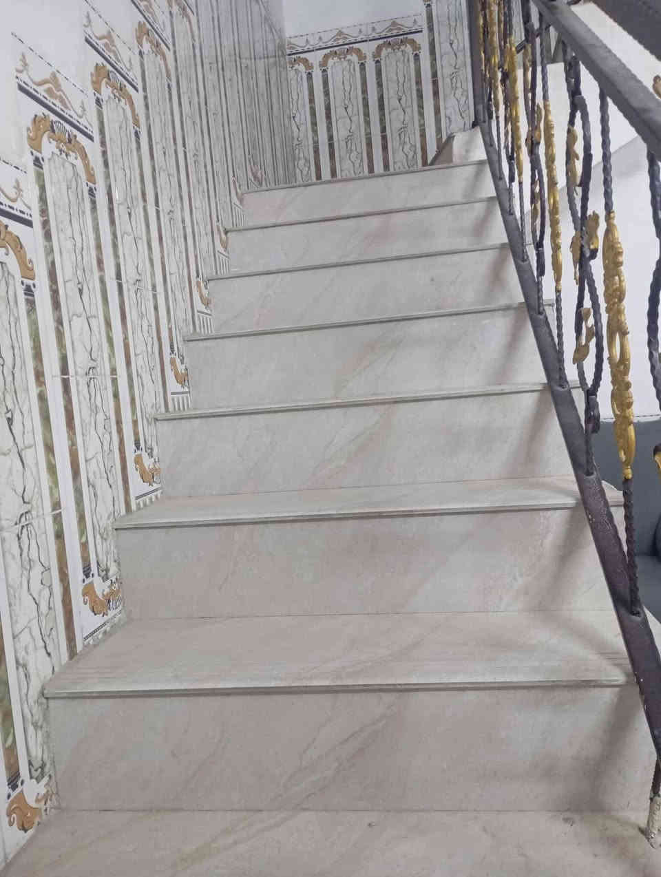 الدار للبيع المساحه 100 م طابو زراعي سند 25 العنوان زوير الغربي على شارع الكفائات الرابط طريق كربلاء مع شارع الشط الواجه 10م النزال نزال 10م يحتوي غرف نوم عدد 2 هول وصاله ومطبخ صحيات داخليه وخارجيه بأسم أبو الكاع الشارع عرضه 10م يوجد برينه للسبتتنك ميتعبك بالسحب السعر 90 مليون 
علماً البيت حديث 7 سنوات عمر البناء
سجل 50
***********
رقم صاحب الدار
