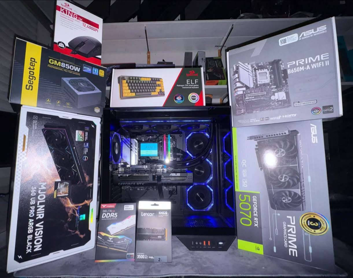 السلام  عليكم تجميعة استخدام 6 ايام فقط
مواصفات الكيس 
Rtx 5070 Asus prime ضمان 3 سنوات
Ryzen 7 7800X3D
Ram T.force DDR5 6000 CL30
SSD Lexar 2TB 3500 
Motherboard b650-A Wifi 
Power Supply Segotep 850W GOLD
Cpu cooler Thermalright MJOLNIR VISION LCD
Case dark flash DY470

الكيس جديد حرفيًا وبي ضمان هم 

وياها UPS online GeTx 1kva 3 battery 
جديد حيل

وشاشة 
Msi 275QF 
27
2k
180hz
0.5ms 
Ips

كيبورد ريدراكونELF 75%
وماوس ريدراكون ايضًا وماوس باد وكلشي جديد حرفيًا 

للأستفسار 
***********
او راسلوني وتدللون
