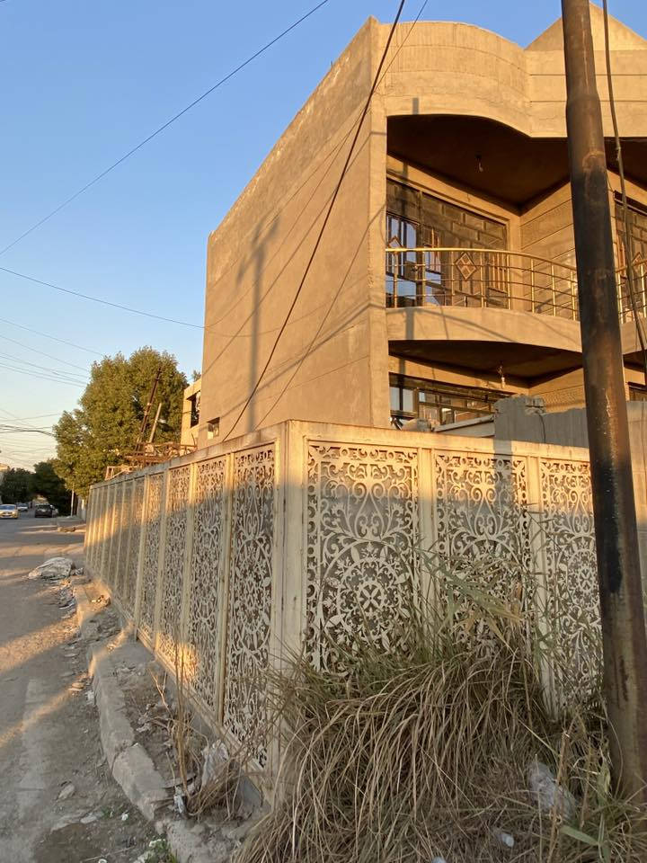 🏡 بيت للبيع في المشتل - موقع ركن مميز 🏡
التفاصيل:
📍 الموقع: المشتل - فرع مستشفى قيصر الأهلي.
📐 المساحة: 140 متر مربع.
📜 نوع العقار: طابو صرف.
✨ المميزات: - 
•طابقين + ٤ غرف + ٣ حمامات
• البيت ركن (واجهتين).
• يقع مقابل تشجير.
•مكانة حيوي وقريب على الشارع و على القناة 

📞 للاستفسار ولمزيد من التفاصيل، يرجى الاتصال على الرقم: ***********
