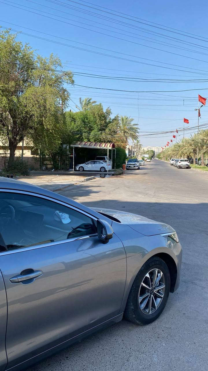 السلام عليكم للبيع فقط الدستروير
رقم بغداد 
الون الصاصي الغامق 
مكفوله كفاله عامة فقط رصعه
ماشيه ٥ الف 
داخل ابيض 
غراض الشركة كامله 
ليبلات كتلوكات الشركة موجوده 
مكان السياره بغداد السيديه 
***********
