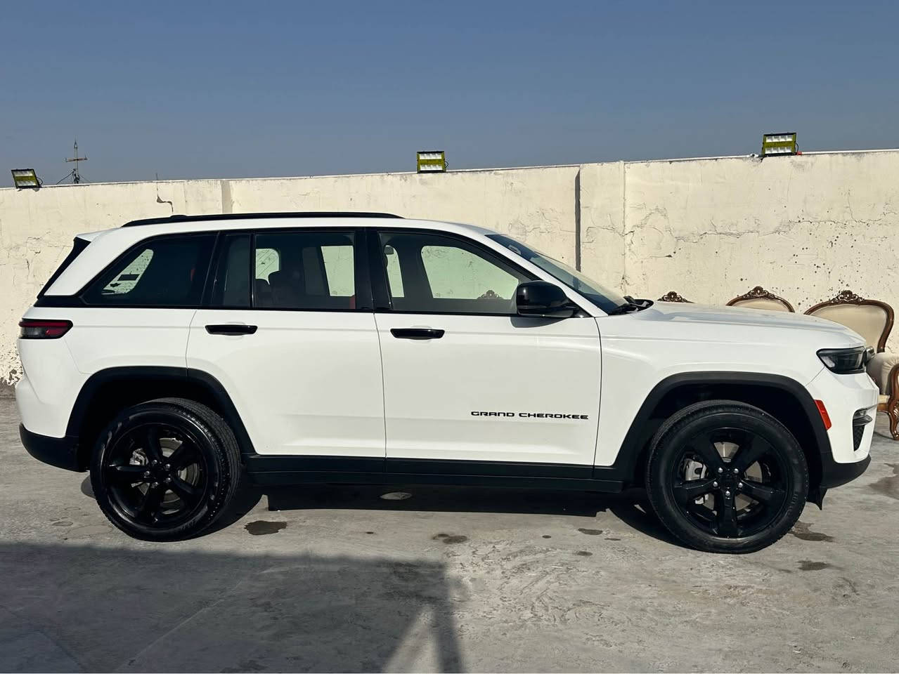 جيب كراند شيروكي التيتود بلاك ادشن الموديل2023خليجي  سياره ماشيه54  لون ابيض محرك 6سلندر ..3600حجم محرك خمسه راكب دواخل احمر ابلاد وكاله هارلم دفع رباعي رادار امامي مع مانع تصادم تحذير الخروج عن المسار فتحه بالسقف نقطه عمياء  شاحن وايرلس كير شفتات بالستيرن باب خلفي كهربائي تشغلين عن بعد  شاشه لمس  اطفاء محرك اوتو عند وقوف رقم اربيل بااسم شركة سياره مغلفه نانو بلكامل  تخم تاير جديد  كامره خلفي حساسات خلفيه الكشنات تدفئه وتبريد لمس الاستفسار *********** البصرة, العراق
