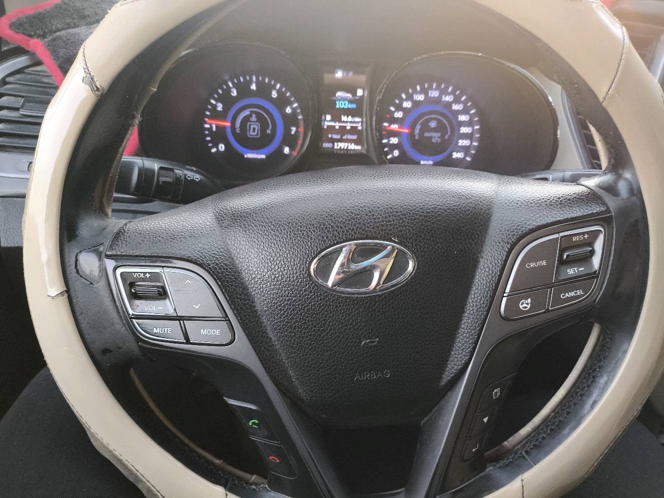 سانتافي خليجي موديل 2013 سته سلندر سبعه راكب فول مواصفات السياره بدون حادث طخات بسيطه 
بارد في باب السائق بدون تبديل.