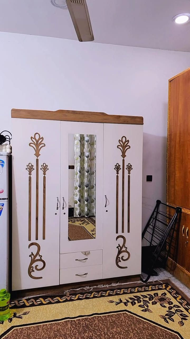 السلام عليكم مشتمل للبيع 100 متر منطقة المخابرات طابق ونص سعر 95  يحتوي على غرفتين نوم صالة وحولي ممر جانبي صحيات عدد 3 
واجه 5×20 
***********
