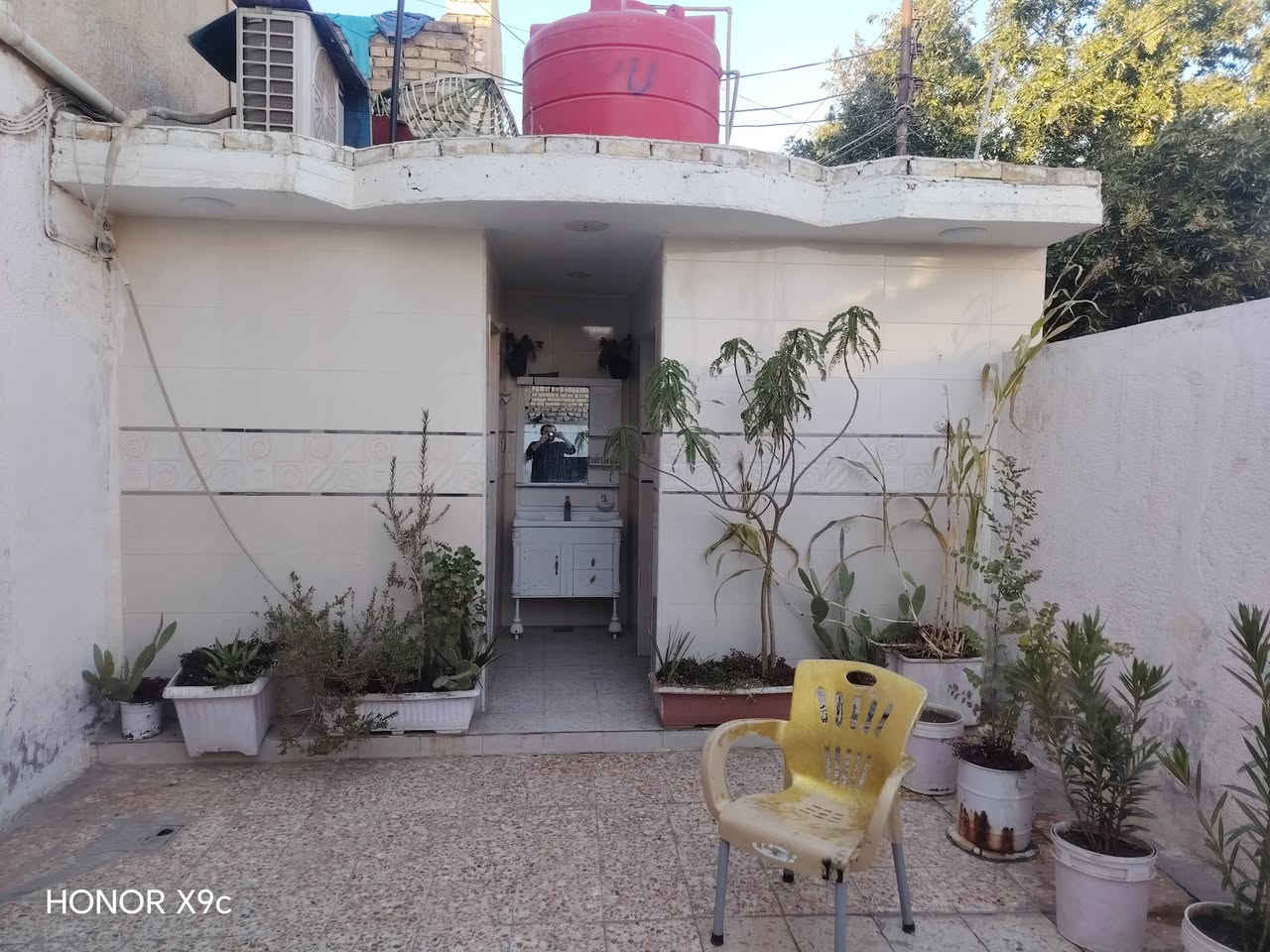 الدار للبيع مساحة 200متر قاطين يتكون من 2غرف في الطابق الارضي والثاني 3غرف مع صاله مع صحيات 
حي الحسين الجديد قرب صورة ابو الفضل العباس ع للاستفسار الاتصال على الرقم التالي ***********
