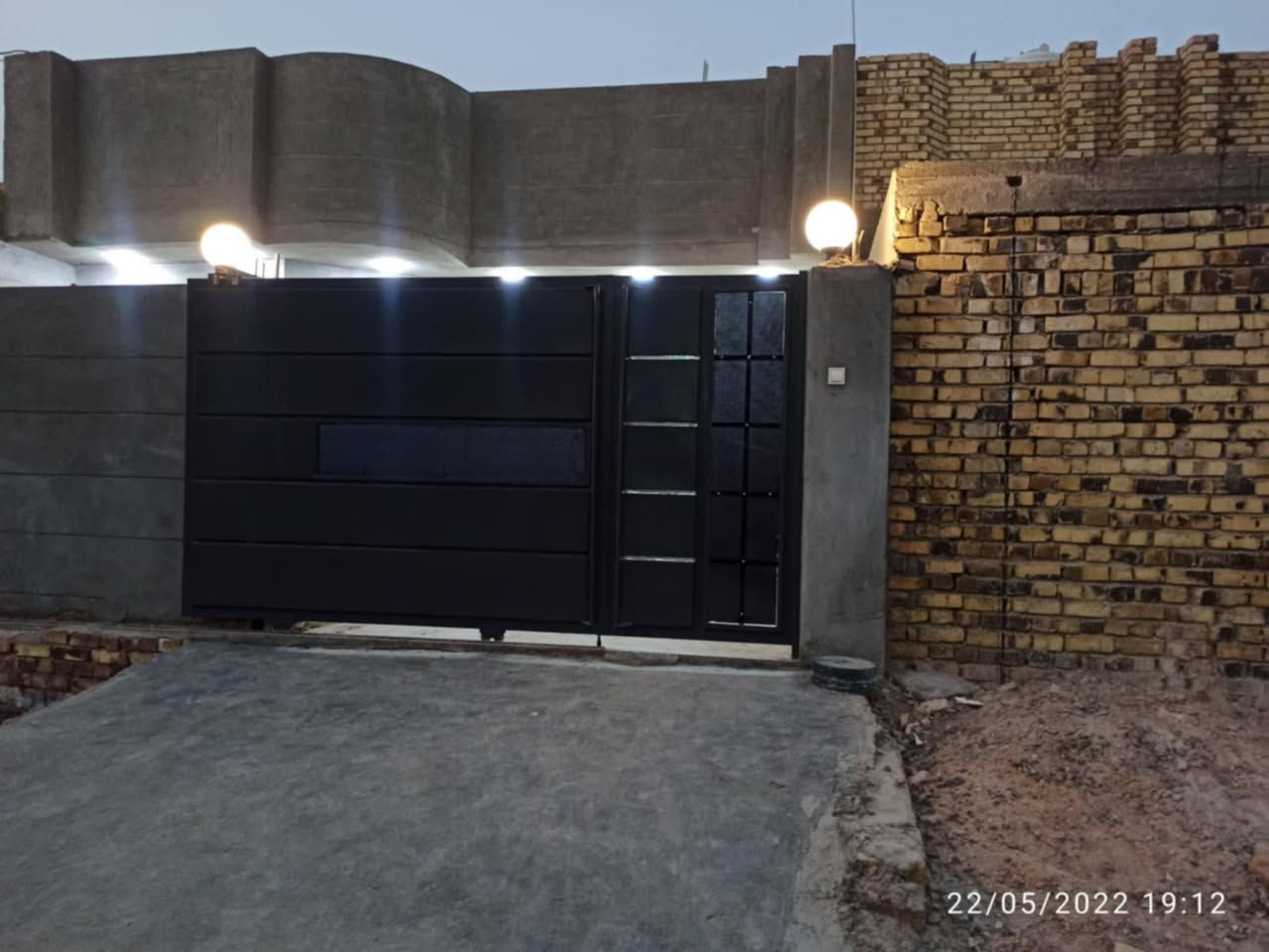 بيت سند 25 تحويل مباشر مساحه 250 طابق واحد غرفتين واستقبال وصاله صحيات خارجيه وداخليه خدمات مجاري كهرباء ماء مولده بناء حديث طابوق جمهوري سقف صب عنوان شارع 80 خلف بانزين خانه الاضواء فرع 6 للعلم شارع عرضه 12 متر رقم تلفون///سعر 130 بي مجال  *********** ///
