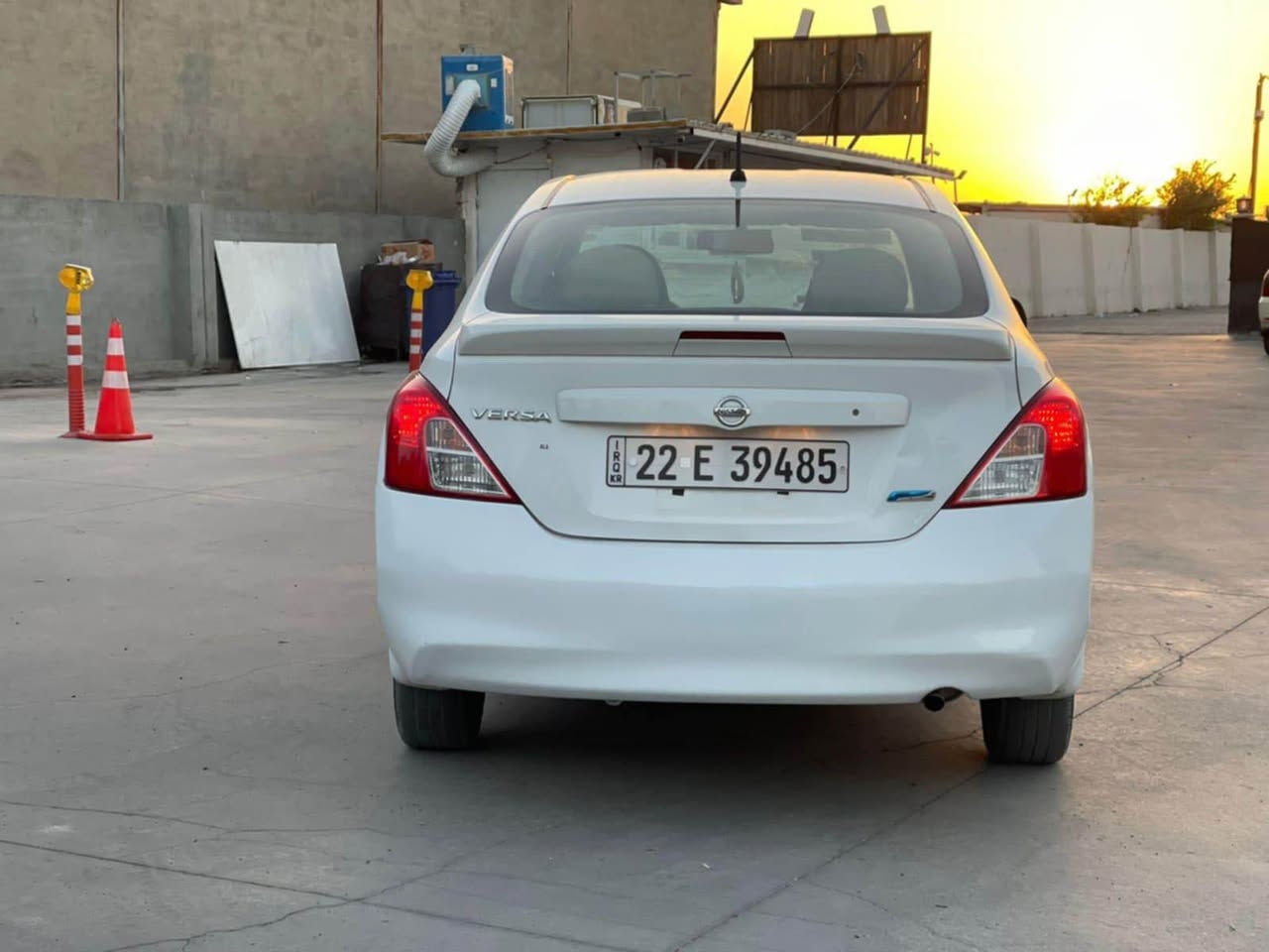 نیسسان فیرسا امریکی 
مودیل 2013 سپی 
تحدید سرعەیە
گێڕو مەکینە بەشەرت 
تەبرید ساردی و گەرمی 
سەنەوی تا 2030 یە 
هەزەی تا.  2027
چوار تایەی خاوینی لە سەرە 
تەقەو ڕەقەی بە شەرتە 
چوار پارچەی هەیە 
کەمەک پێشی گرتیە
سەیارەکی تا بڵێی خاوینە
سعری 84  وەرەقەو مجالەکی برایانە
*********** واتسئاپی لە سەرە أربيل, العراق
