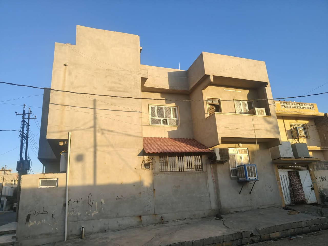 بيت للبيع في حي المامون قريب عل شارع العام
المساحه 140 مربع ركن 
طابقين 
الطابق الاول غرفتين واستقبال وهول + صحيات غربي + شرقي 
الطابق الثاني اربع غرف نوم + صحيات
بناء حديث 2024
للأستفسار الاتصال علئ الرقم ***********
