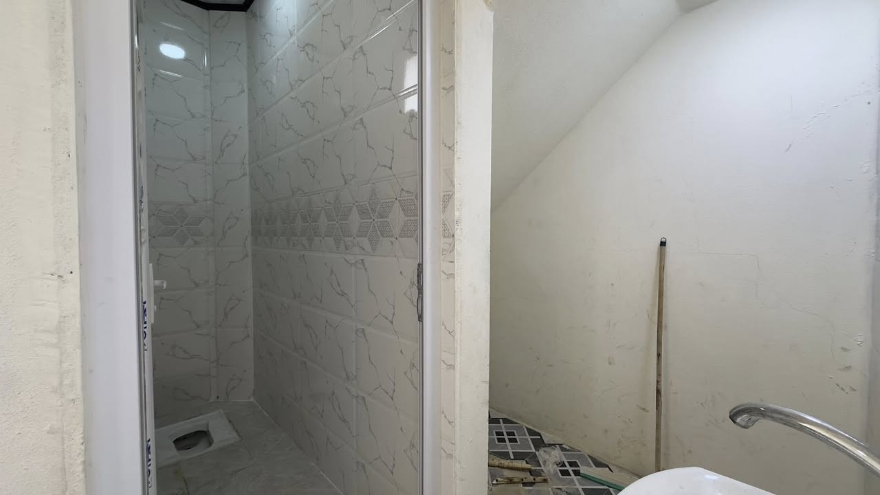 ‏السلام عليكم 
دار للايجار في حي السماح الثانيه طابق ارضي (الطابق الثاني مستأجر) 
مساحة ١٠٠ متر 
يحتوي على غرفة نوم وهول واستقبال ومطبخ وصحيات
الدار بناء حديث 

بدل الايجار ٢٥٠ الف

مكتب صفوان السنجاري 
‏***********
***********
