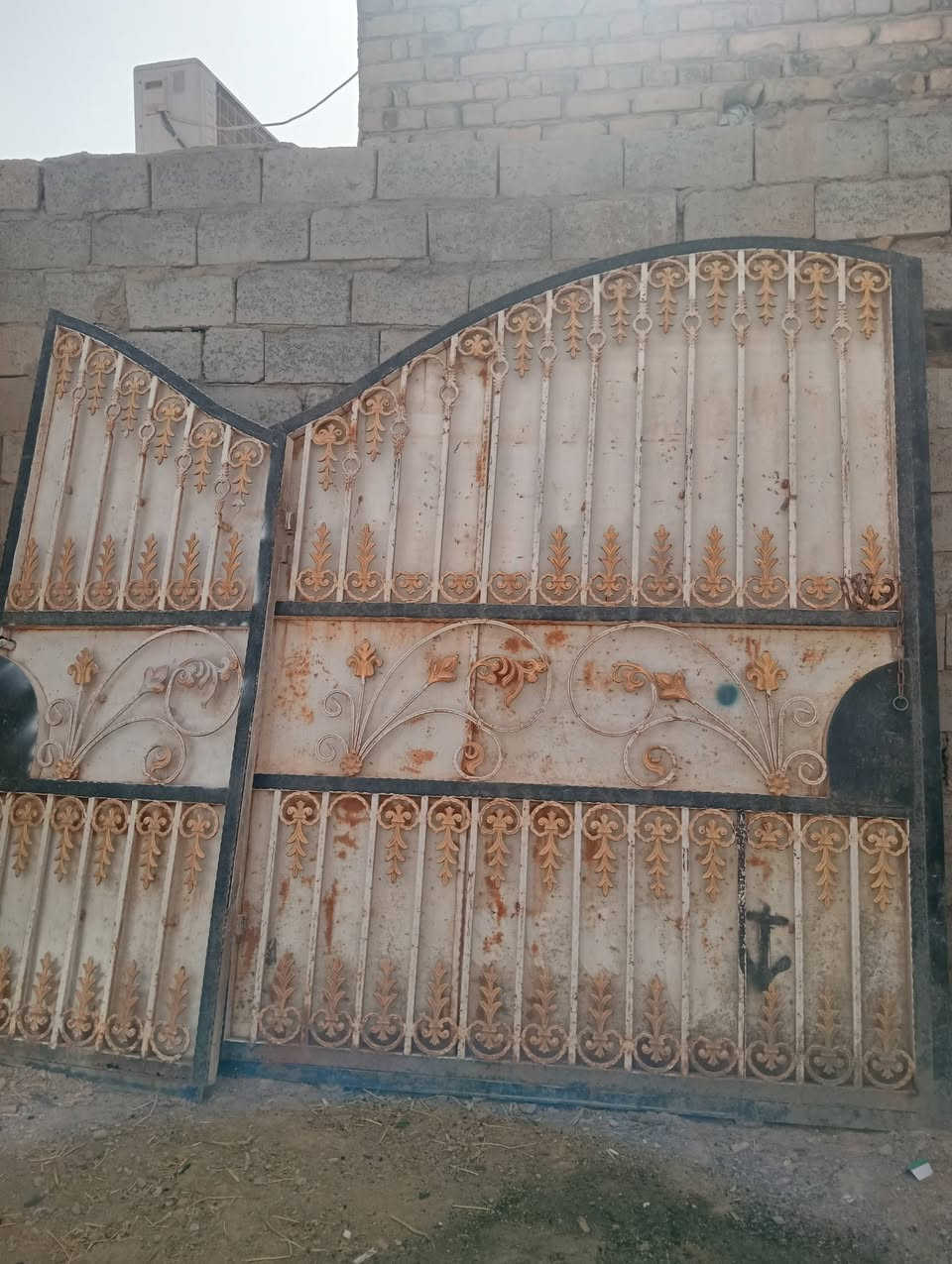 باب سلايت نوع ثقيل عوزه فقط صبغ 
الطول 3 متر ارتفاع 2 ونص 
السعر 250 الف 
***********
