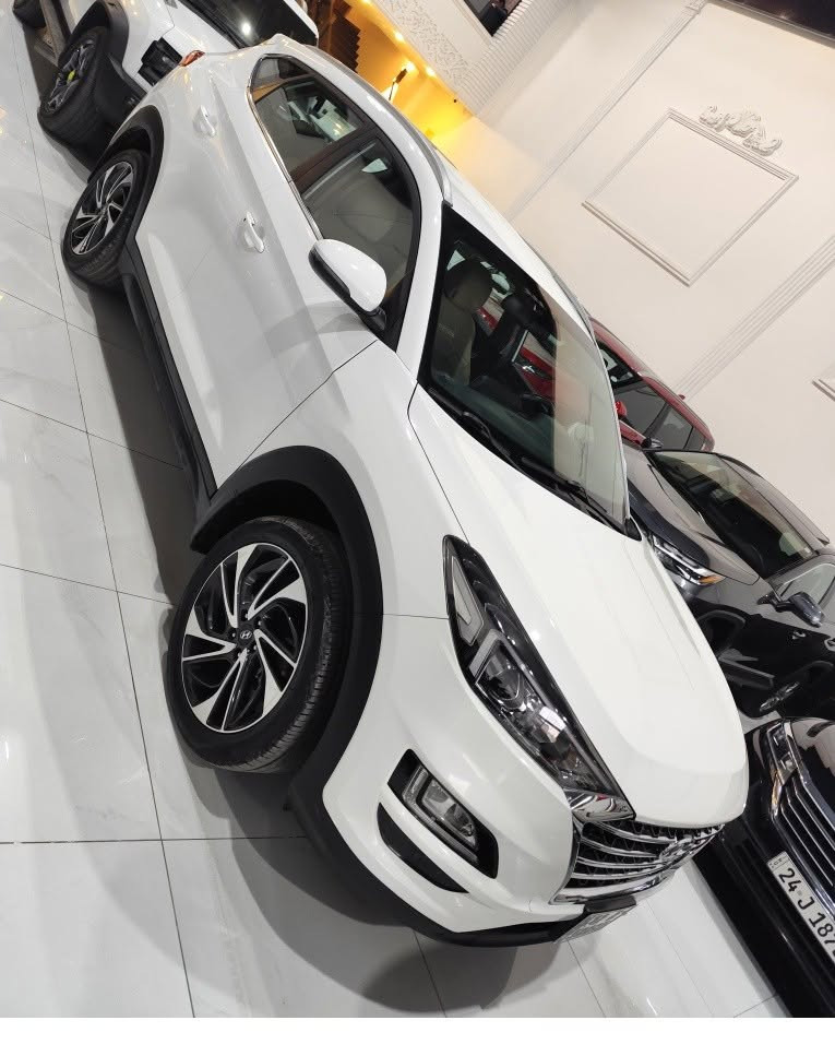 #توسان2019خليجي راقم اربيل دولي سنويه اوراقم جديد ماشيه 100KM فقط🚘السياره جديده ايد واحد من الشركه مواصفات ✅
2-بصمه عدد 2 بصمه ابواب دخول ذكي✅
2-مري شفط ثلاجه بل جكمجه ✅
3-حساسات خلفية✅
4-لايت زينون + LED✅
5-كشافات كشن كهربائي ✅
6- 4 دسك✅
7-قبضات أبواب من الألمنيوم✅
8-اريل  ✅
9-شاشة وسطيه+وكامره✅
10-مثبت السرعة Cruise✅
11-أوضاع القيادة  Drive Mode (ايكو-سبورت-نورمال)✅
12-قطعتين تبريد✅
13فول فول تحكمات ستيرنج جهتين
14-نضام ABS
15-اشارة في المرايا الجانبية✅
16-مخرج منفذ الطاقة ✅
سياره بيها فقط شبر بارد قبق الصندوق 
مكان السياره بدهوك للسعر واستفسار اتصل *********** بي وتساب هم
