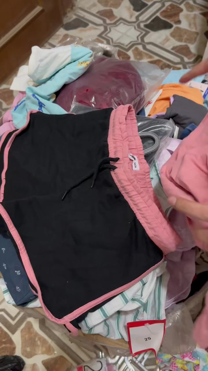 السلام عليكم يتوفر شلعه ملابس اطفال ماركة جورج وماكس ملابس كلهن جديدات تقريبا ٤٥٠قطعه أريدهم ب٢٥٠ألف توجد خدمة التوصيل لاستفسار ع هذا رقم ***********
