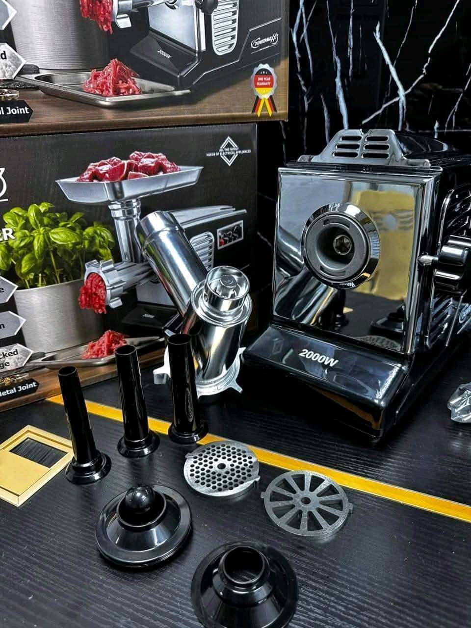  مثرامة لحم من نوع باورماكس، بجودة عالية وقدرة 2000 واط. تحتوي على شفرات من الفولاذ المقاوم للصدأ ووظيفة العكس لتسهيل العملية. المثرامة تجي مع ثلاث شفرات مختلفة وتقدر تستخدمها في تحضير أنواع متعددة من الطعام، مثل النقانق والكبة. الجهاز جديد وبعلبته الأصلية.