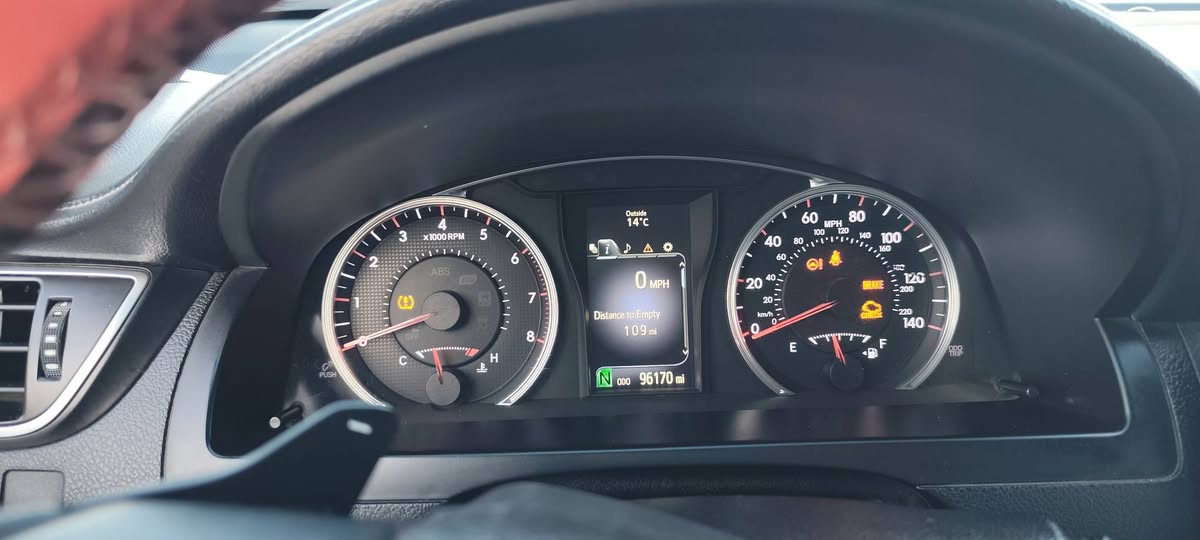 کامری 2015 XSE ڕەنگی سلڤەر
سەیارەکە جوان و بێکێشەیە مواسەفاتی XSE واتا فوول لە م مۆدێلەدا ....
کوشن جڵد وکارەبا وگەرم ناو رەساسی و شامۆ تەبرید مەرکەزی  دوو زۆن شاشە
پێشەوە حاسەو دواوە کامێرا ،سەقف سلاید، لایت حدەس و لید.
سەیارەکە دوو پارچەی بۆیاغە بۆنیت و چەمەری لای سەکن بە جوانی ماوەتەوە سۆنەرم داناوە. 
109مایل ڕۆشتووە گێڕ و مەکینە بە شەرت
 بە ناوی خۆمەوەیە ڕەقەم سلێمانی
ژمارەی مئبایل
*********** رانية, السليمانية
