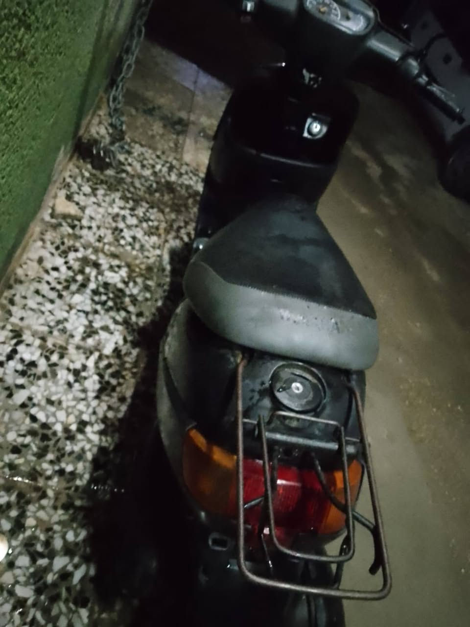 سلام عليكم دراجة بطة مديل 99سرعة فول شغالة سرعة 60  كاملة مراوس بدراجة عبد الحليم بيع 150قفل قفل بدون عملة لان الدراجة شغالة تايرات جدد كفرات اصلية ***********
