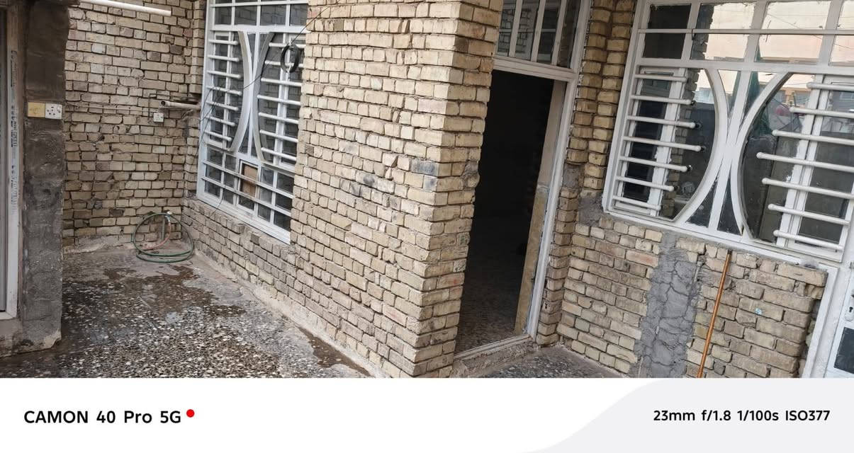 بيت للايجار المساحه 120 متر طابقين الكماليه شارع الجامع ثالث فرع من جهه اليسار فرع حسينيه الحوراء زينب كامل كهرباء وماء وخط سحب وانترنيت الطابق الأول مطبخ واستقبال كبير وصاله كبيره وغرفه نوم وحمام داخلي وخارجي والطابق الثاني ثلاثه غرف غرفه كبيره كامله غرفتين نقص بياض الاتصال على الرقم***********: والرقم الثاني***********
