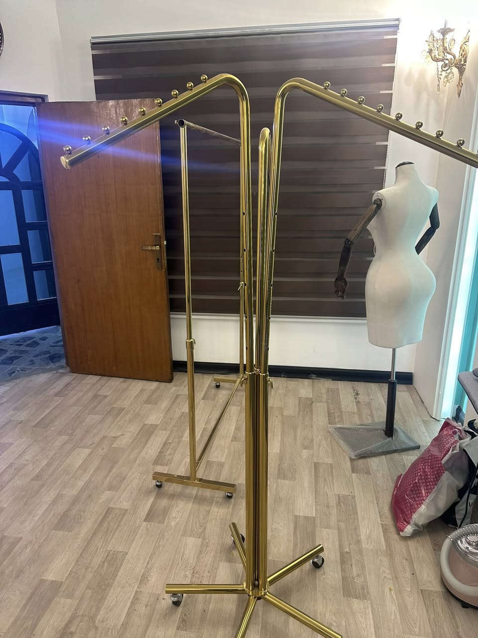 السلام عليكم
عندي ملكانه للبيع وستاندات ذهبيه عدد 2 البيع داخل بغداد فقط لان التوصيل مكلف للمحافظات للتواصل *********** وات ساب 
الملكانه سعرها 150 الف 
والستاند سعره 75 الف
