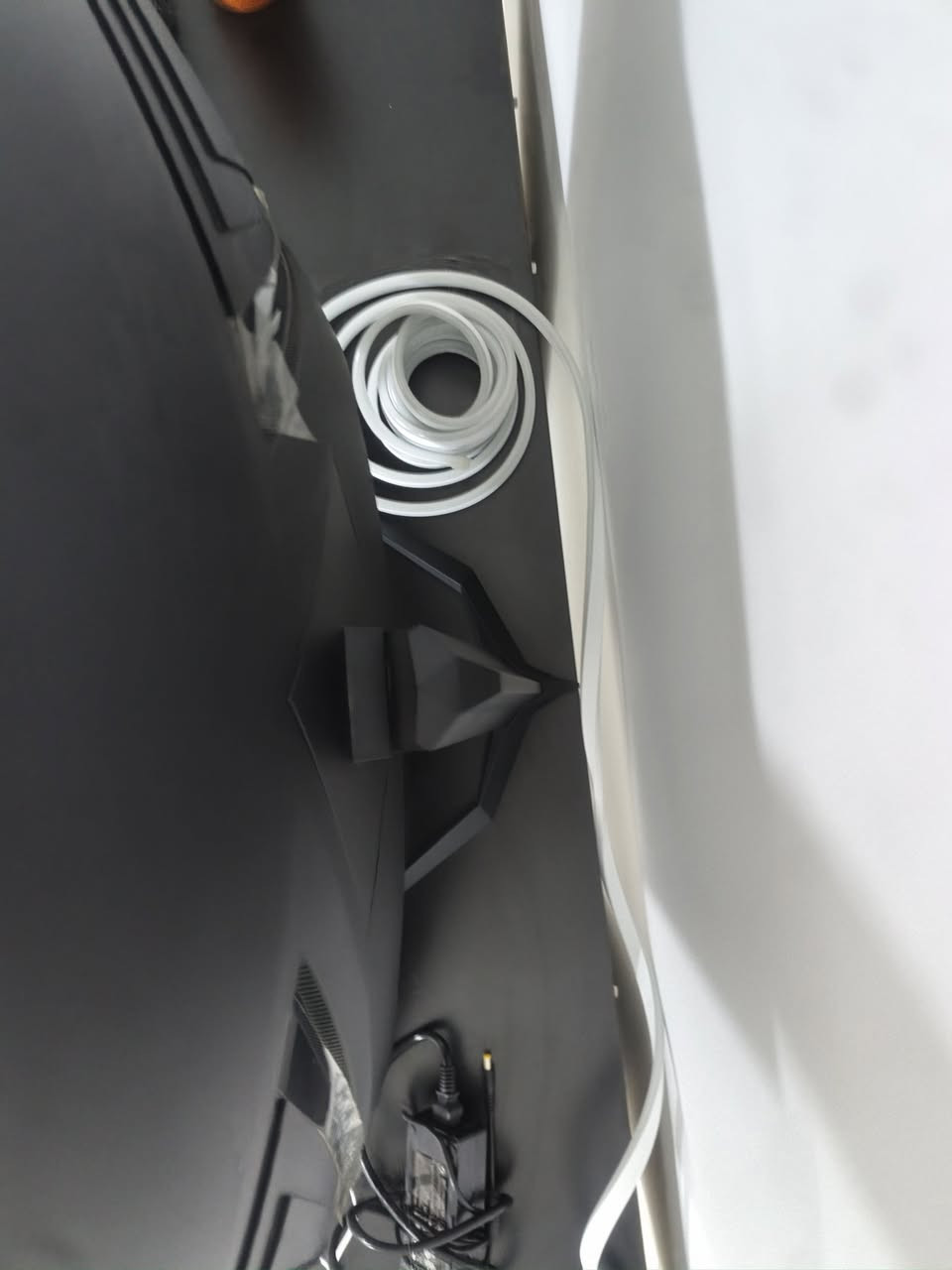 السلام عليكم شاشه للبيع بعدها زيرو جديده Avetron 32" VA 2K Curved Gaming بغداد البياع ***********
